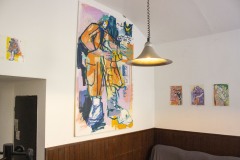 Z výstavy Pocta rapíku , 2021, festival PozorUmění, kaviareň Médium 43, Praha-Žižkov (foto: PozorUmění)