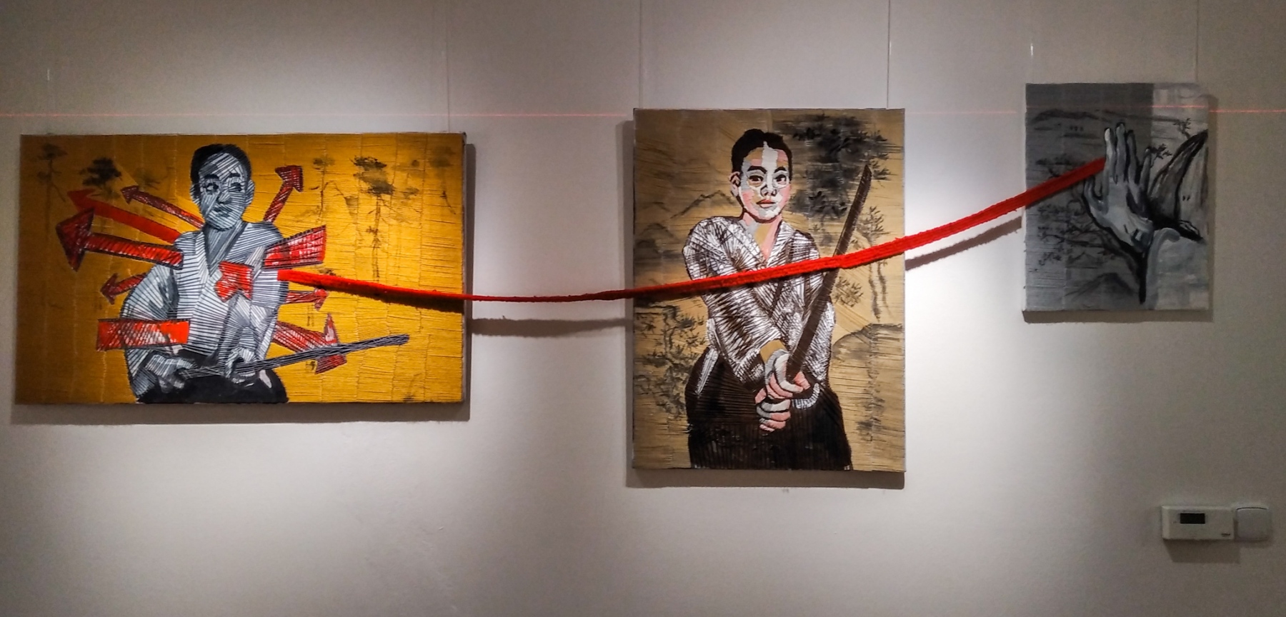 Červené puto, 2019, kombinovaná technika šitia a maľby (akryl, tuš, bavlna) na plátne, 95x65 cm, 85x65 cm, 50x40 cm. Dielo bolo možné vidieť na výstave Fountainhead p(a)lace v Galérii Jula Bindera, v Banskej Štiavnici v roku 2020 (foto: archív Dominika Brečková)