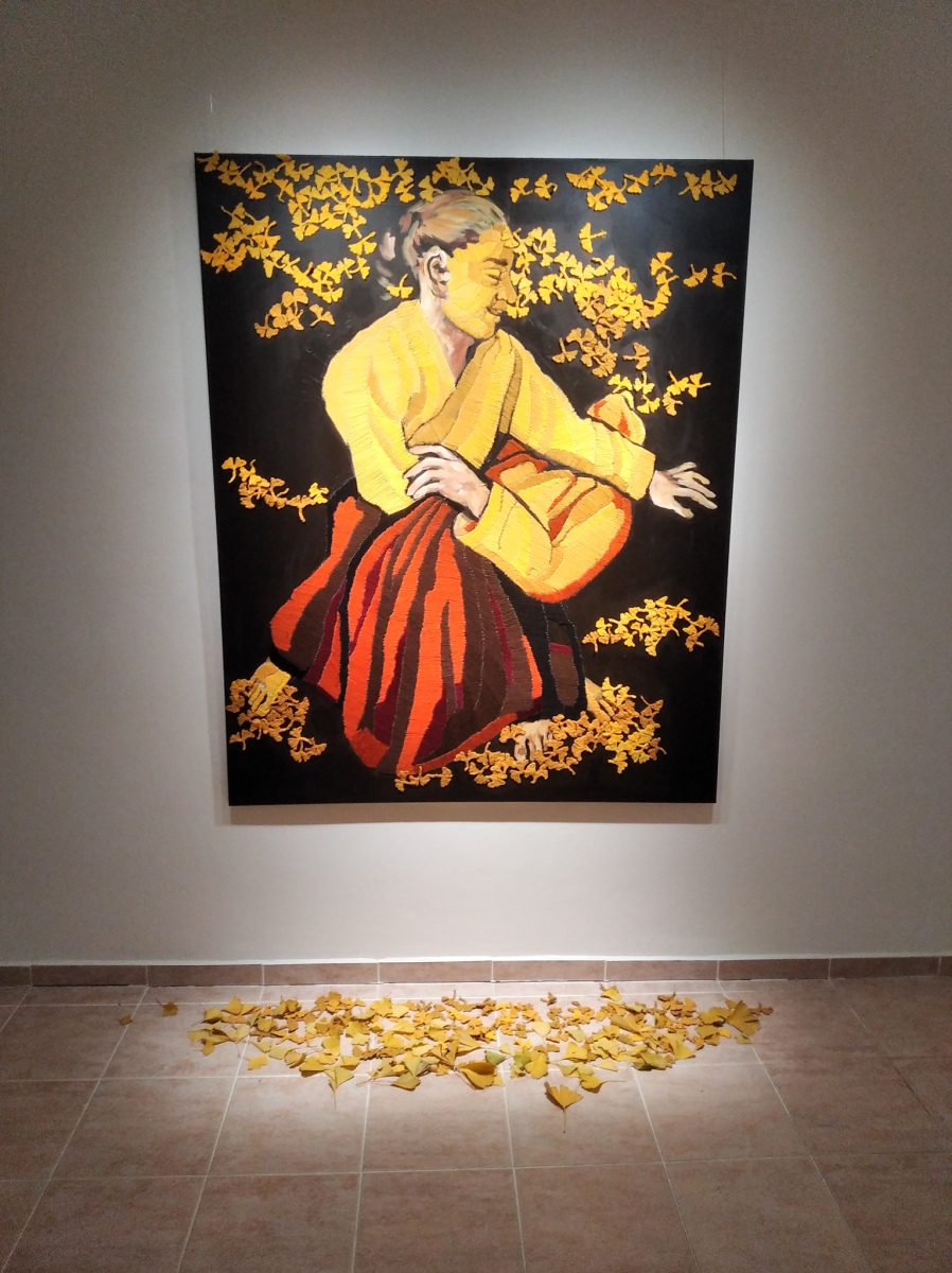 Ginko, 2020, kombinovaná technika šitia a maľby (akryl, bavlna) na plátne, 160x130 cm. Foto z výstavy Fountainhead p(a)lace, Galéria Jula Bindera, Banská Štiavnica, 2020  (foto: archív Dominika Brečková)