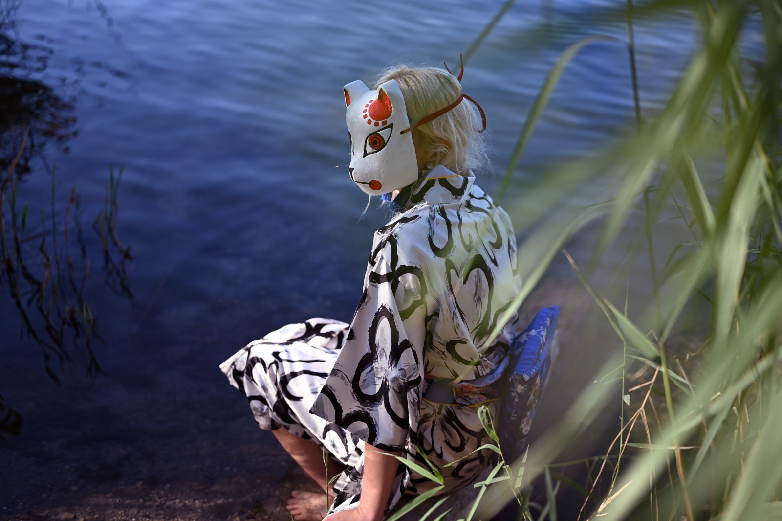 Kitsune maska, 2019, lipové drevo, polychrómované olejovými farbami a zlatým pigmentom, digitálna fotografia (foto: Lucia Veselá)