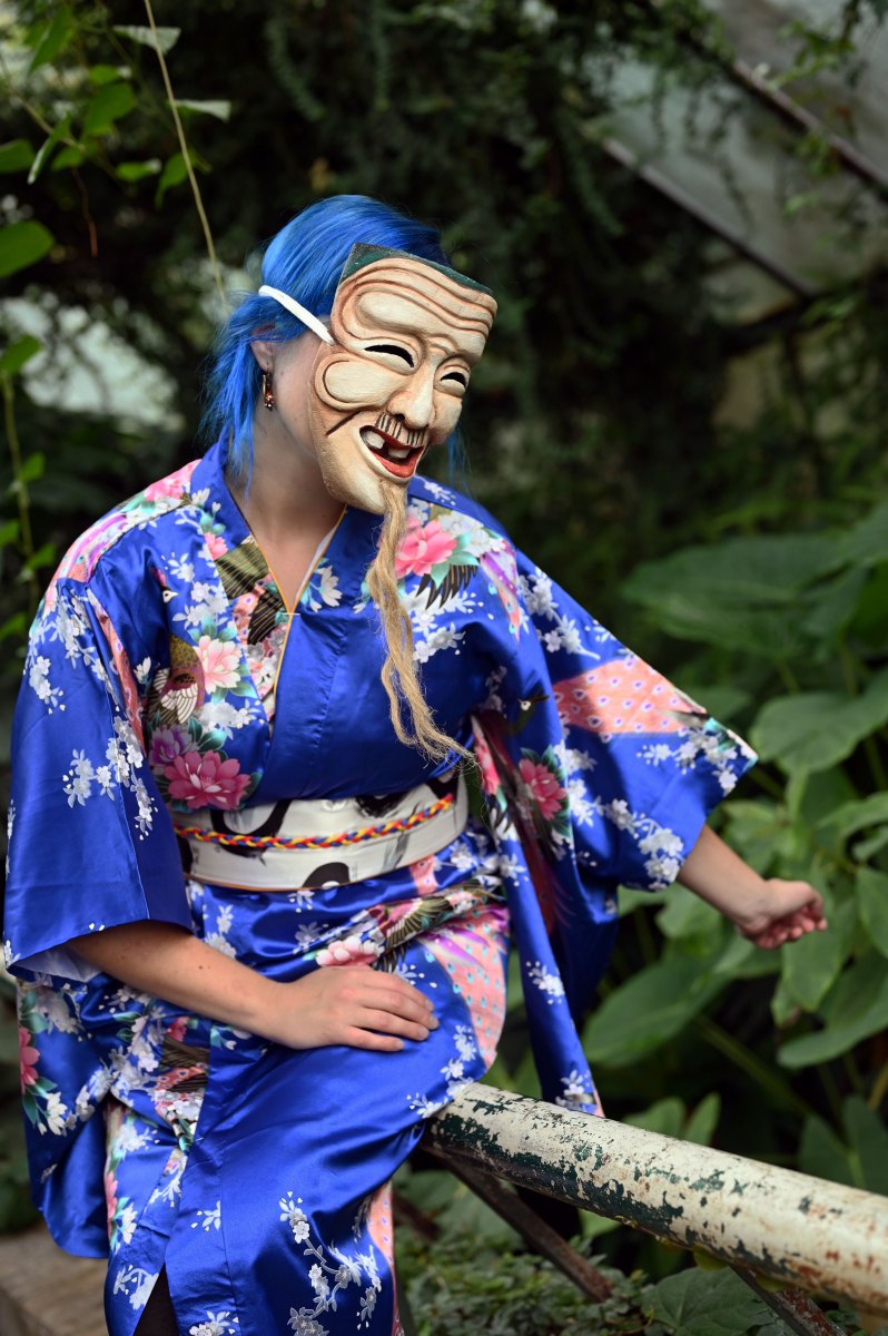 Okina maska, 2015, lipové drevo, polychrómované olejovými farbami a zlatým pigmentom, digitálna fotografia (foto: Lucia Veselá)