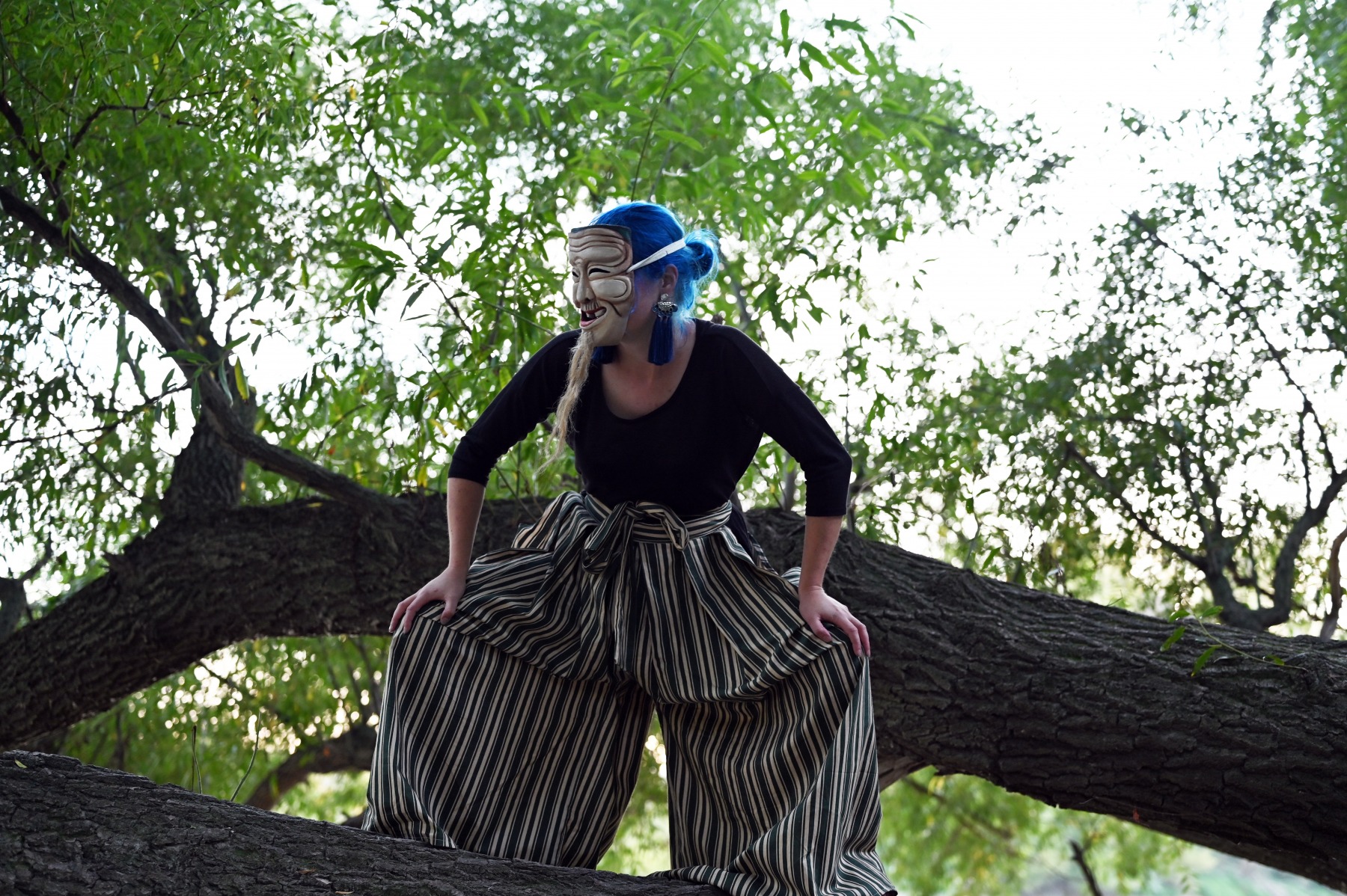 Okina maska, 2015 lipové drevo, polychrómované olejovými farbami a zlatým pigmentom, digitálna fotografia (foto: Lucia Veselá)