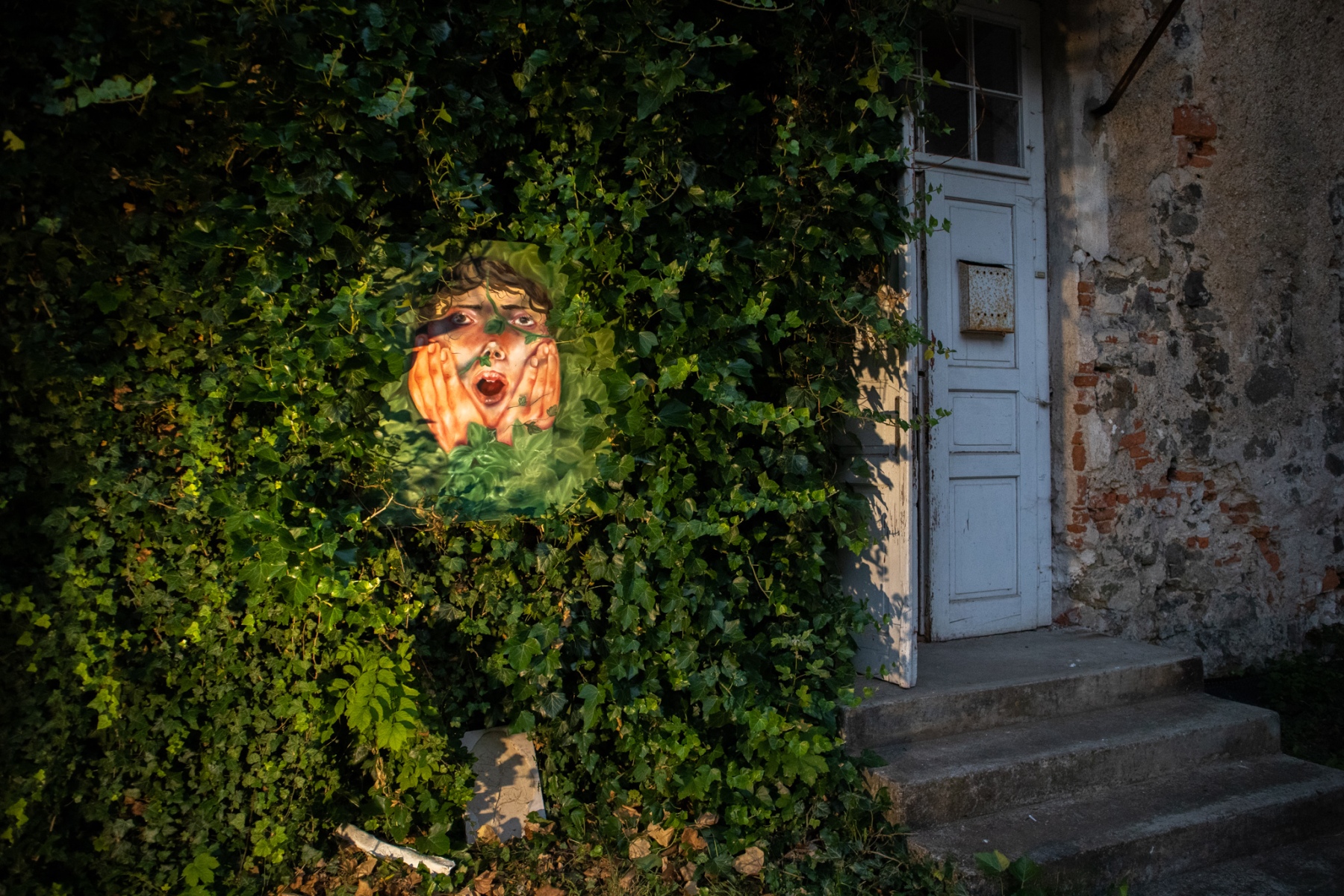 Site specific inštalácia maľby Štiavnická Anča a dvoch sadrových odliatkov na nádvorí komplexu Kláštora hieronymitánov počas večerných hodín vernisáže výstavy Kláštor Opening L.O.M. Lominous, Štiavnické Bane (foto: KUNSTARTUM)