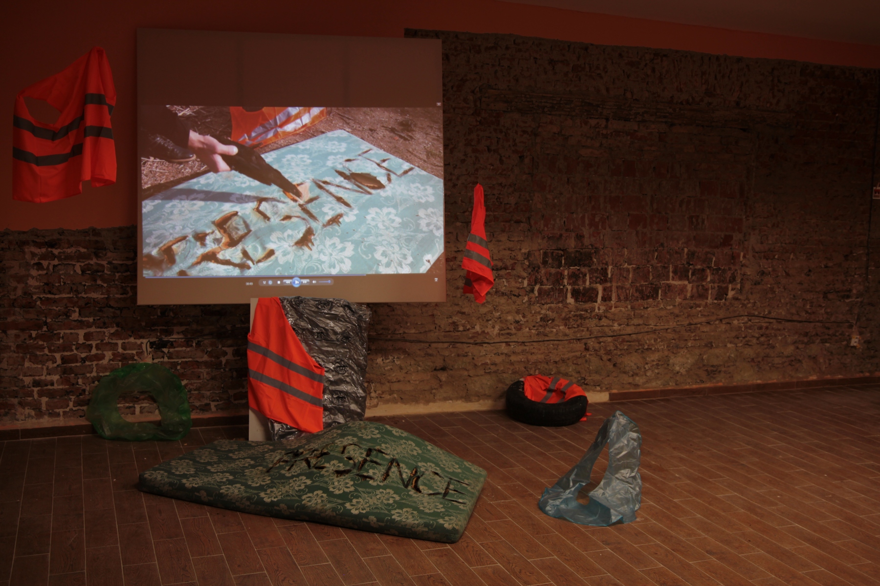 Presence, 2019, inštalácia, video, samostatná bytová výstava, CVČ Malé Vozokany (foto: archív Roman Ďurček)