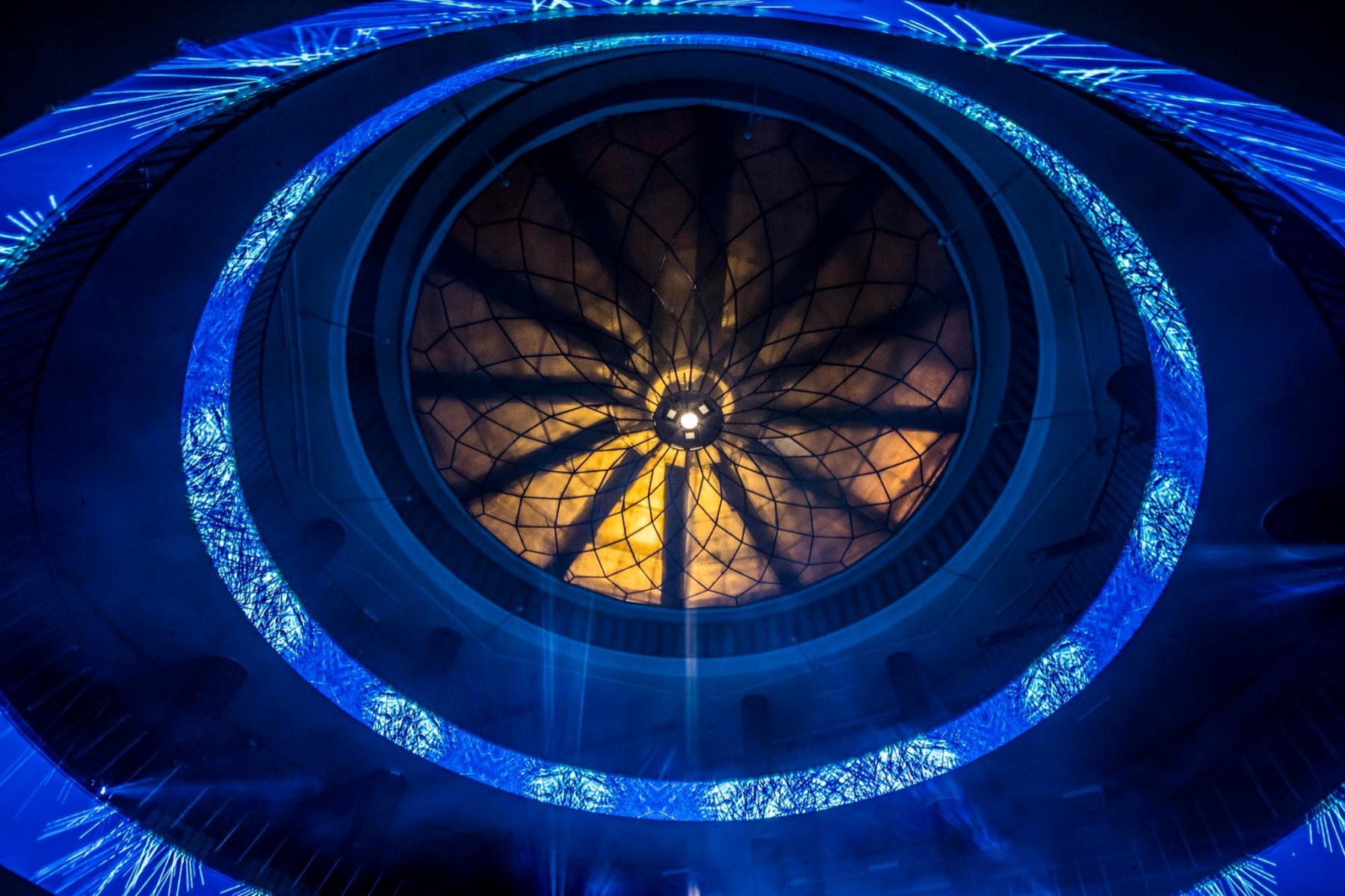 Videomapping na schátraný obchodný dom, 2019, Budapešť, Maďarsko (foto: Daniel Besnyő)