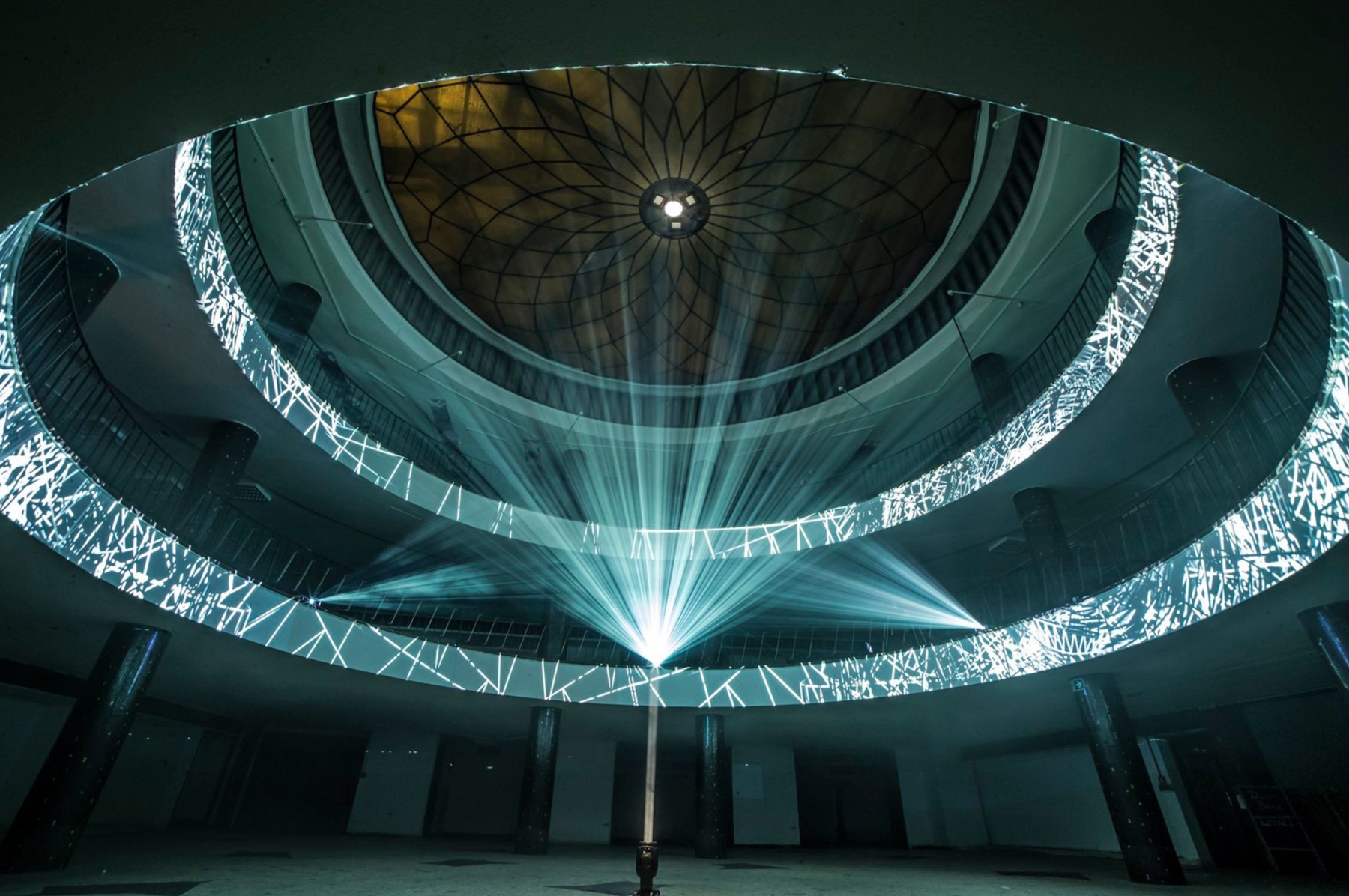 Videomapping na schátraný obchodný dom, 2019, Budapešť, Maďarsko (foto: Daniel Besnyő)