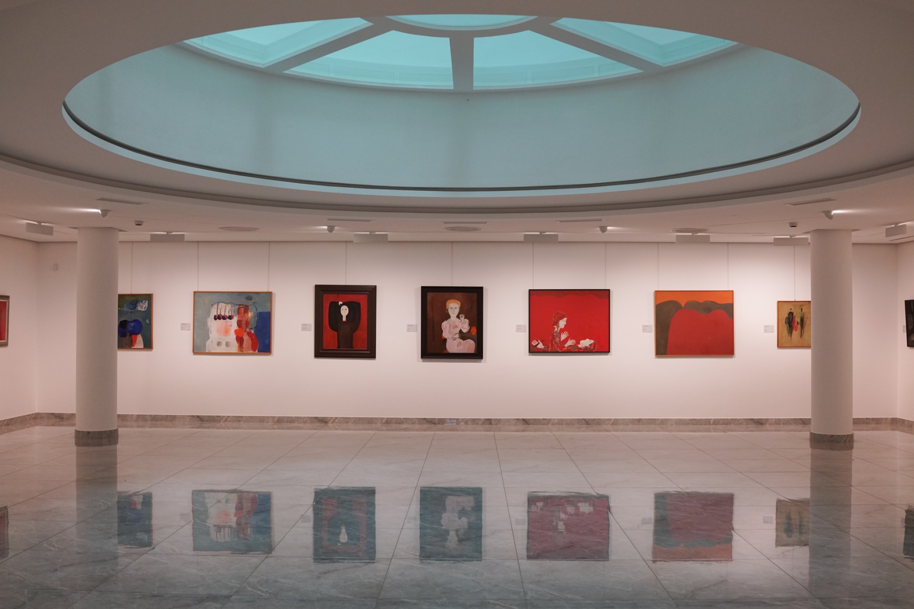Výstava Viera Kraicová – Obrazy 1962 – 1994, 16.06. - 26.09.2021, Galéria Nedbalka, Bratislava. Kurátorkou krátkodobej výstavy bola Miroslava Urbanová. Monografická výstava predstavila diela tejto výnimočnej maliarky a ilustrátorky zo zbierky Galérie Nedbalka. Ponúkla prierez jej maliarskou tvorbou od začiatku šesťdesiatych do polovice deväťdesiatych rokov minulého storočia, pričom silno zastúpené boli najmä diela z prelomu šesťdesiatych a sedemdesiatych rokov. (foto: Julo Nagy)