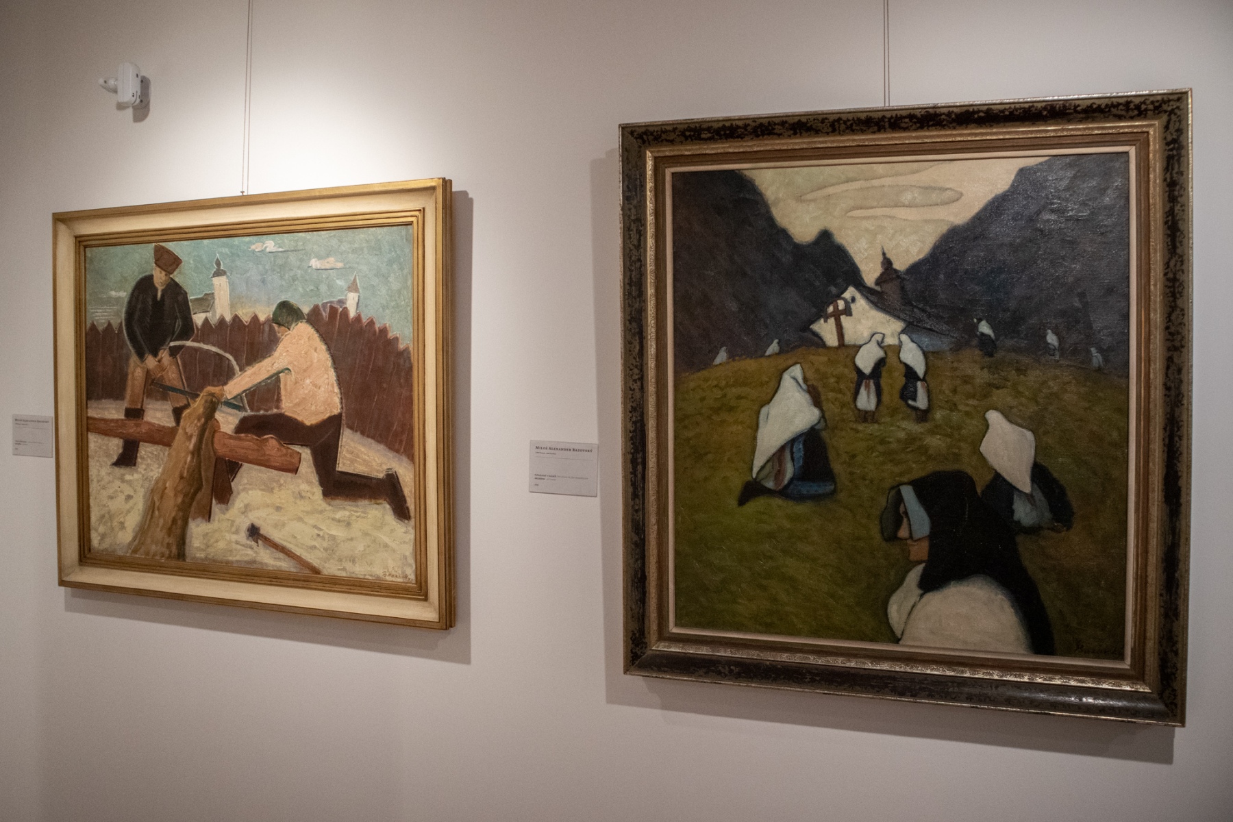 Zľava: Miloš Alexander Bazovský, Piliari z Terchovej,1938, olej na plátne; Miloš Alexander Bazovský, Pobožnosť na horách, 1931, olej na plátne (foto: KUNSTARTUM)