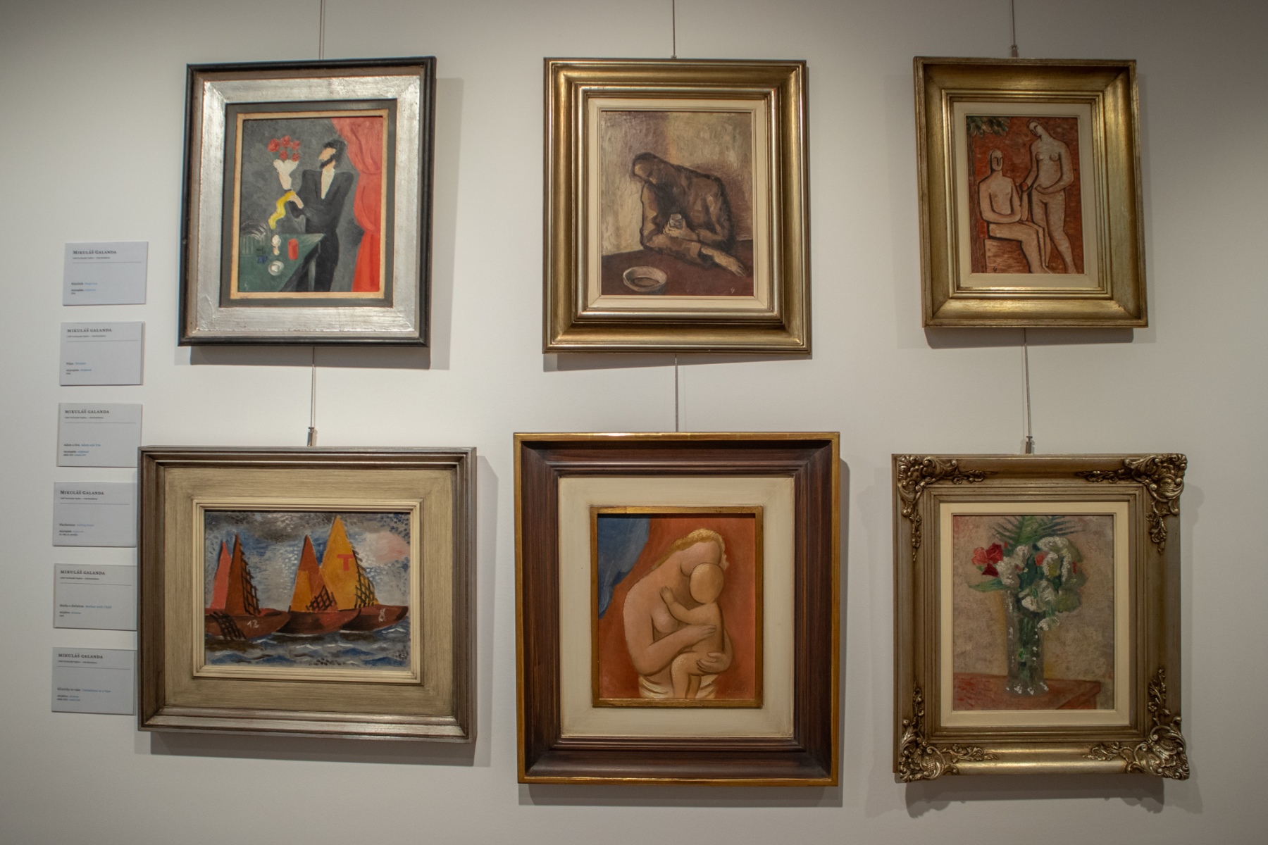 Zľava hore: Mikuláš Galanda, Kúzelník, 1936,olej na preglejke; Mikuláš Galanda, Pijan, 1936, olej na preglejke; Mikuláš Galanda, Adam a Eva, okolo 1935, olej na preglejke; Mikuláš Galanda, Plachetnice, 30. roky 20. storočia, olej na preglejke; Mikuláš Galanda, Matka s dieťaťom, 1934, olej na preglejke; Mikuláš Galanda, Klinčeky, okolo 1930, olej na plátne a preglejke (foto: KUNSTARTUM)