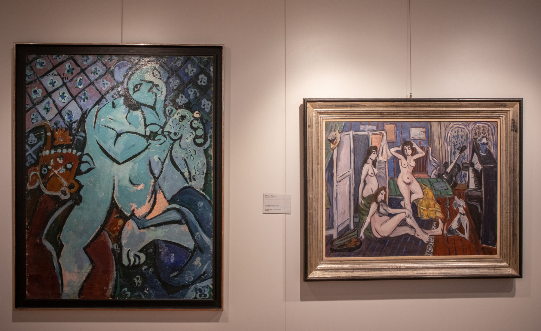 Zľava: Andrej Nemeš, Žena s baranom a volskou hlavou, 1936, olej na plátne; Andrej Nemeš, Tri modelky so psom a pianom, 1934-35, olej na plátne a sololite (foto: KUNSTARTUM)
