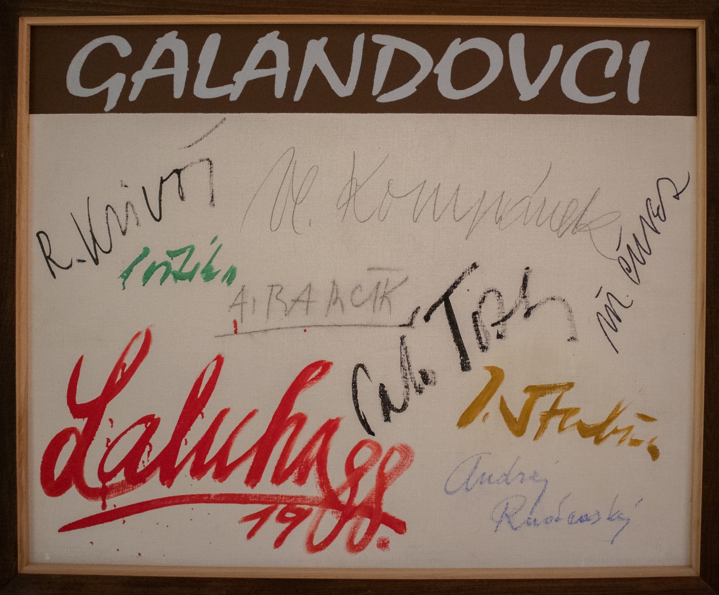 Tabuľa s podpismi členov skupiny Galandovci (foto: KUNSTARTUM)