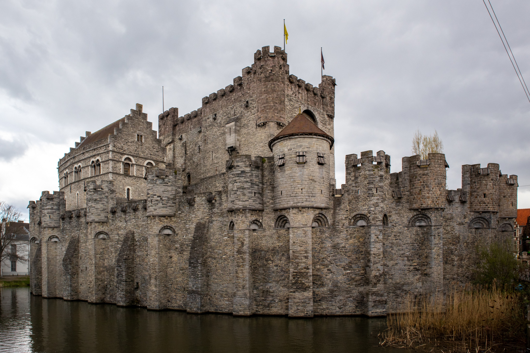 Pohľad na hrad Gravensteen z mosta Hoofdbrug 2022, Gent, Belgicko (foto: KUNSTARTUM)