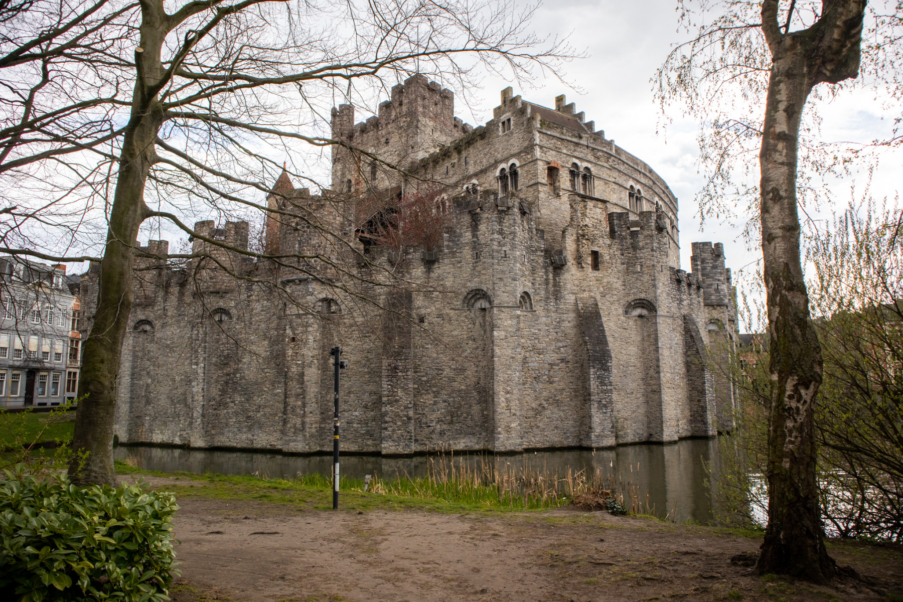 Hrad Gravensteen obklopený riekou Lieve, 2022, Gent, Belgicko (foto: KUNSTARTUM)