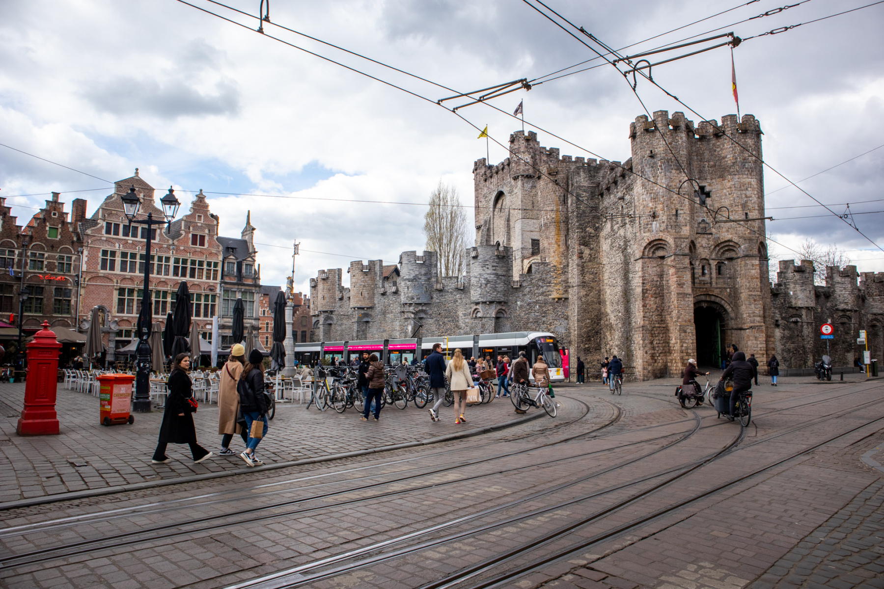 Pohľad na hrad Gravensteen a hradnú bránu zo Sint Veerleplein, 2022, Gent, Belgicko (foto: KUNSTARTUM)