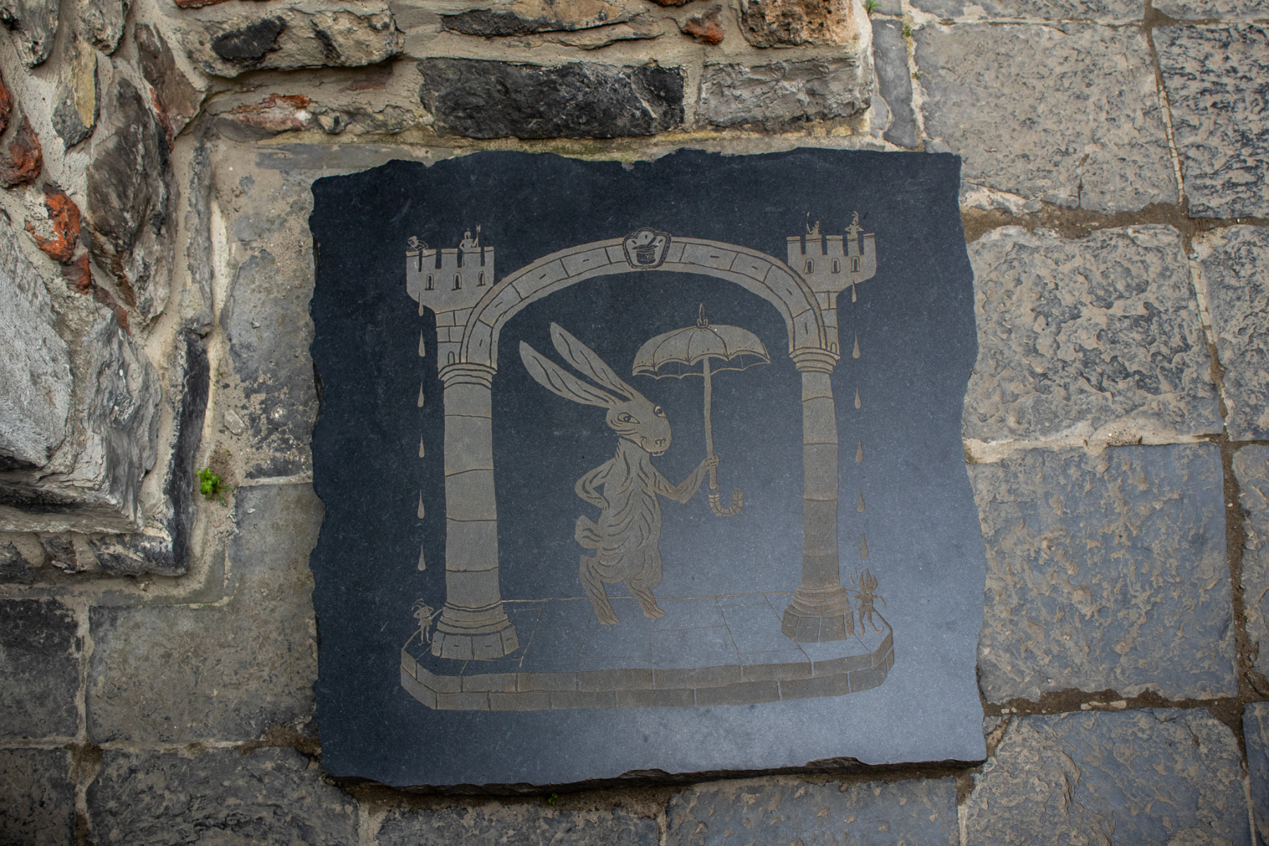 Ilustrácia zajaca na kameni, ktorý je „sprievodcom“ na hrade Gravensteen v podobe hlasu audiosprievodcu. (foto: KUNSTARTUM)