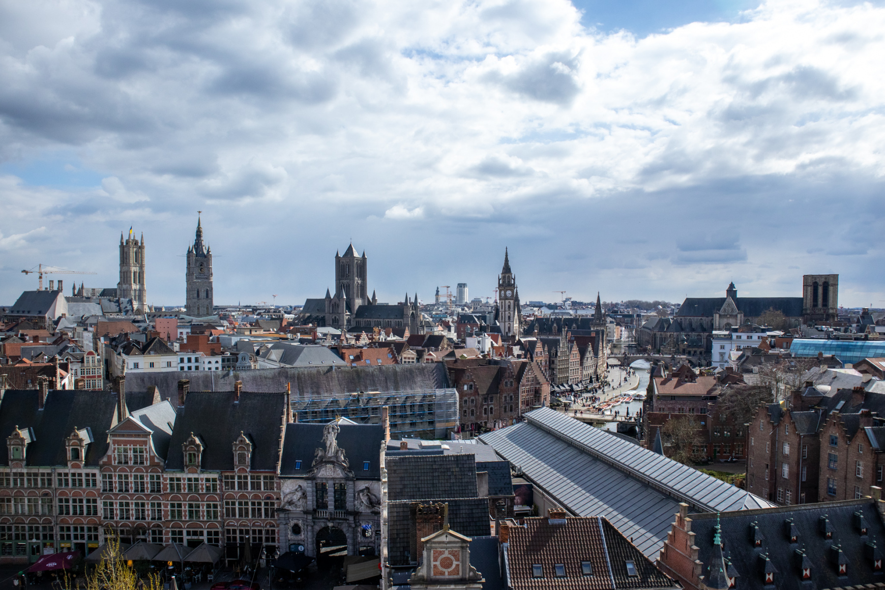 Výhľad  na mesto Gent z donjonu Gravensteenu. (foto: KUNSTARTUM)
