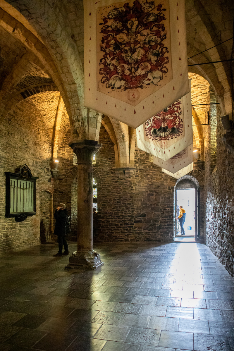 Prijímacia sieň hradu Gravensteen, krytá krížovou rebrovou klenbou s dvoma stĺpmi s listovými hlavicami. (foto: KUNSTARTUM)