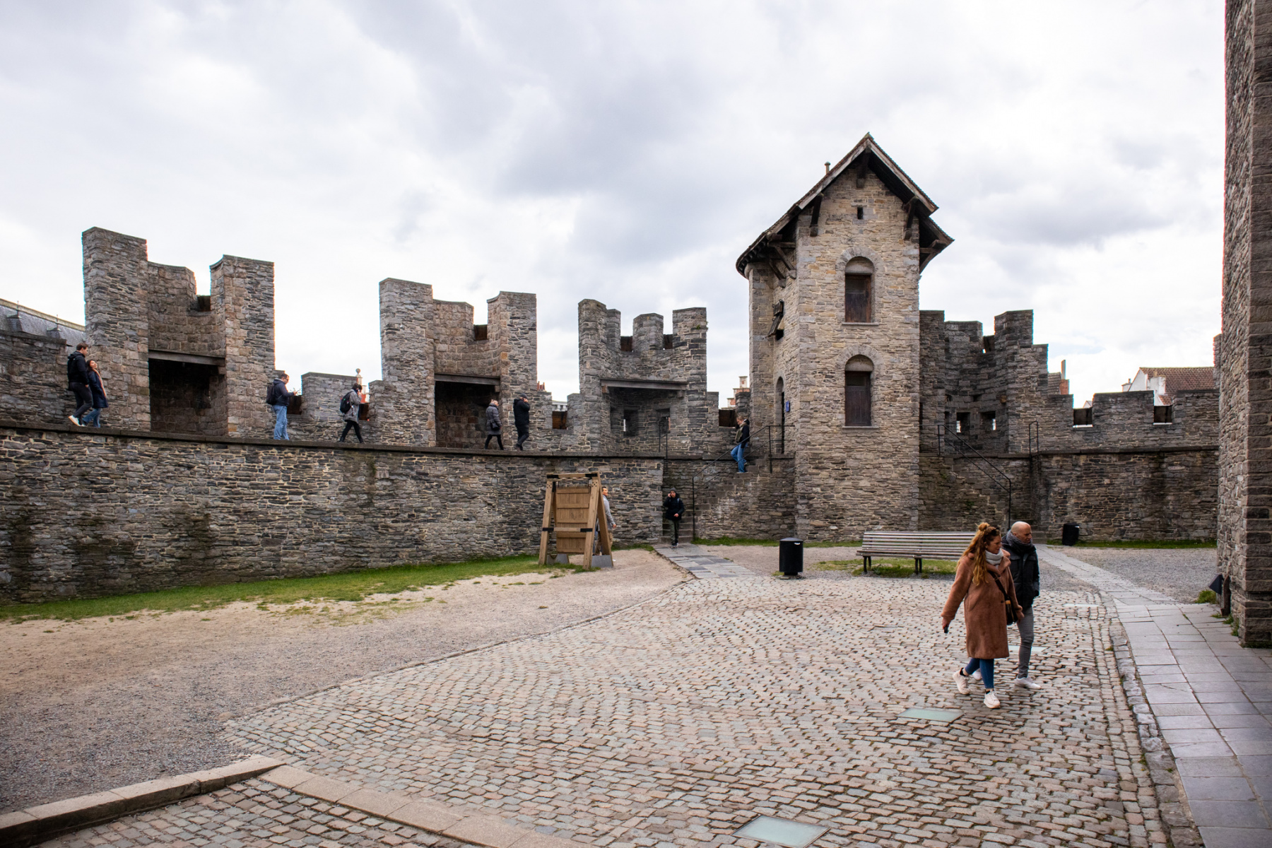 Pohľad z nádvoria na hradby s cimburím a bartizanmi, hrad Gravensteen. (foto: KUNSTARTUM)