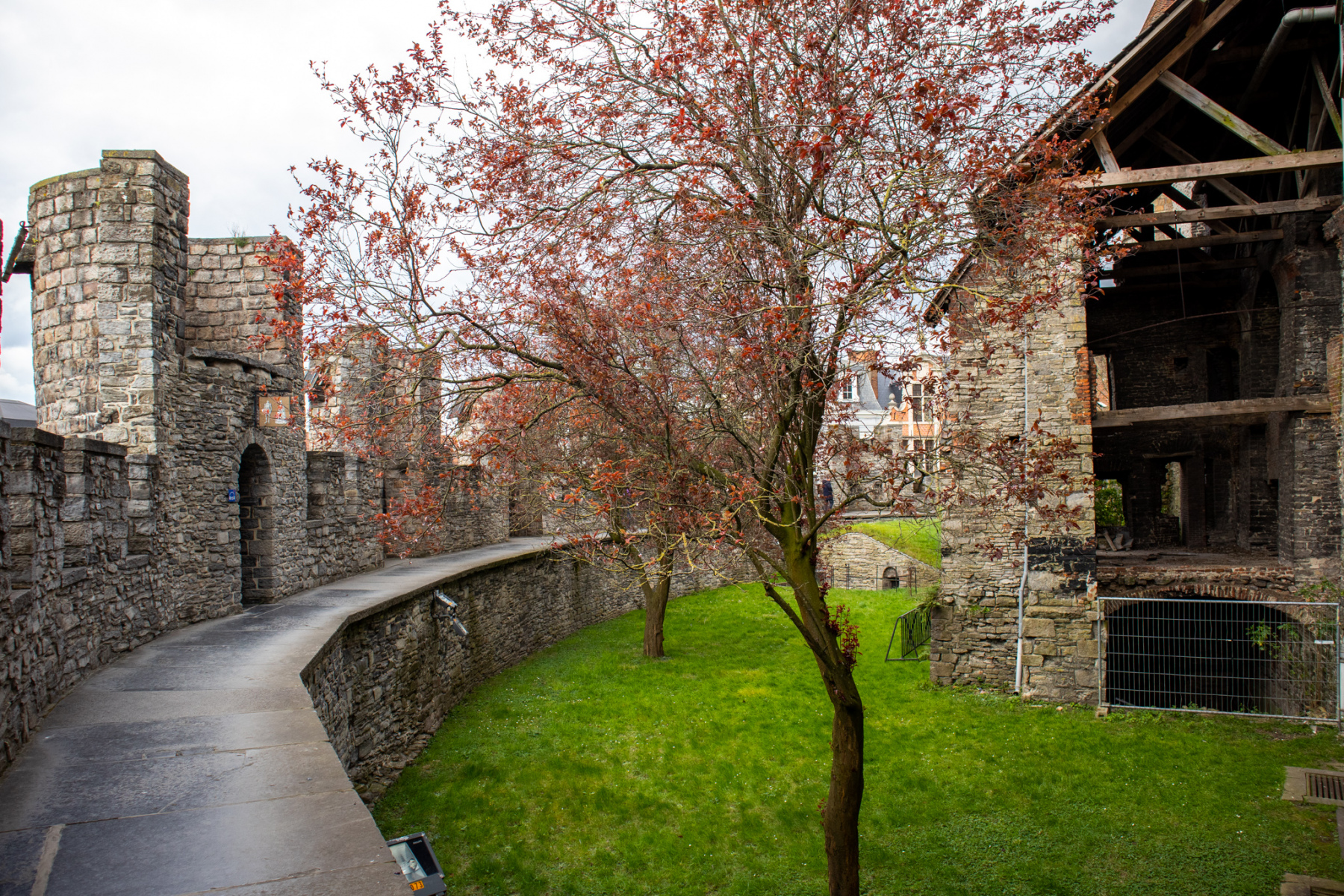 Hradby s cimburím a bartizanmi, hrad Gravensteen. (foto: KUNSTARTUM)