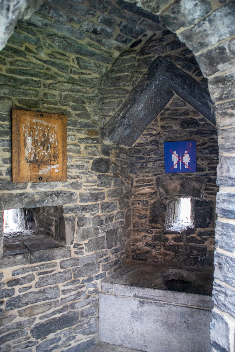 Príklad stredovekej toalety v jednom z bartizanov, hrad Gravensteen. (foto: KUNSTARTUM)