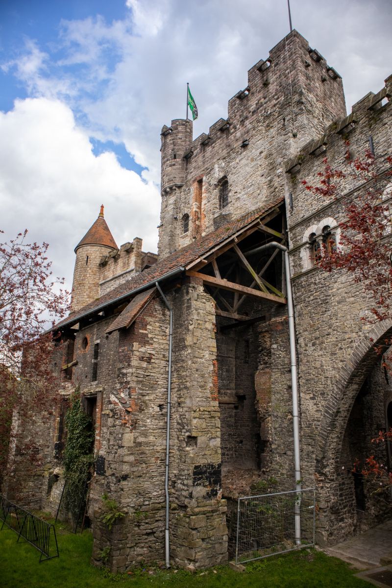 Vpravo od hradieb sa naskytá pohľad na hrad Gravensteen a jedinú jeho schátranú časť. (foto: KUNSTARTUM)