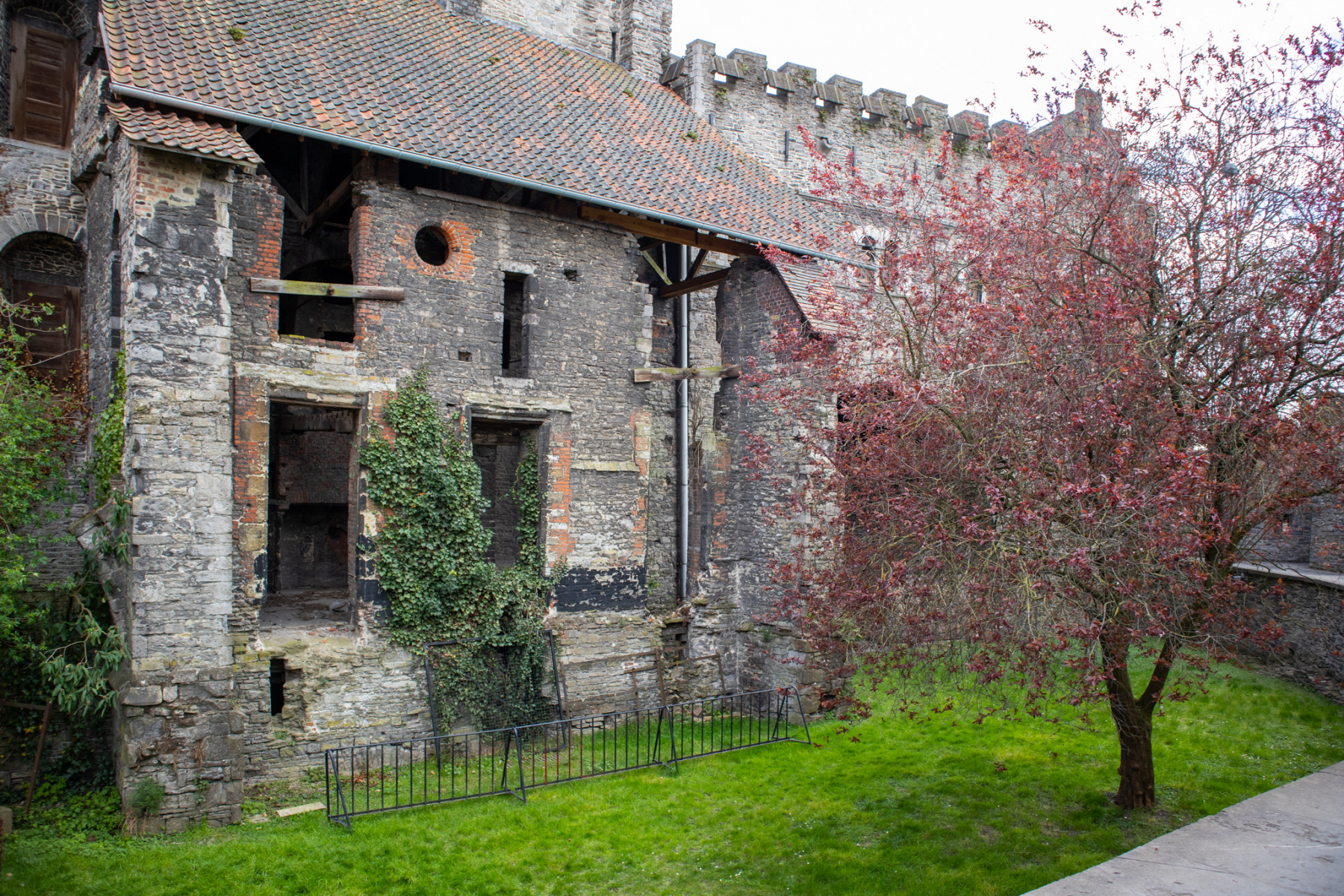 Vpravo od hradieb sa naskytá pohľad na hrad Gravensteen a jedinú jeho schátranú časť. (foto: KUNSTARTUM)