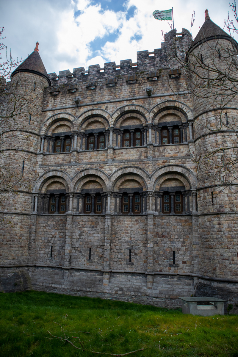 O niečo ďalej, vpravo od hradieb sa naskytá už pohľad na vynovenú fasádu Grófskeho domu hradu Gravensteen. (foto: KUNSTARTUM)
