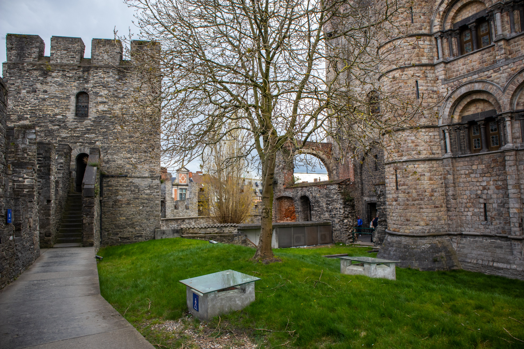 Exteriér hradu Gravensteen spolu s hradbami. (foto: KUNSTARTUM)