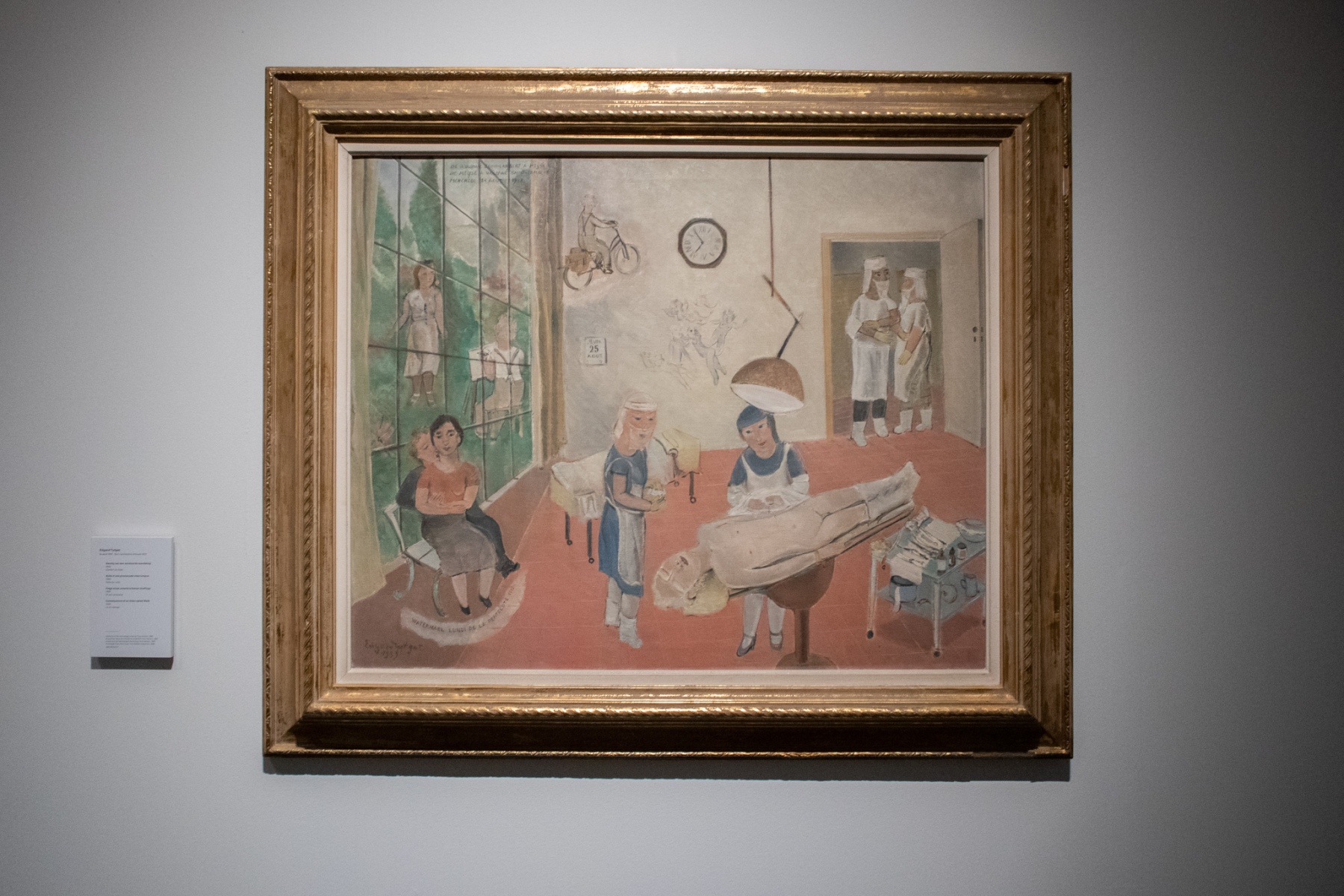 Edgard Tytgat,  Epizóda prerušenej cesty.  V tejto naivnej maľbe v pastelových tónoch Edgard Tytgat zobrazuje to, o čom sníval počas operácie akútneho zápalu brucha v lete 1938. Na operačnom stole sa vrátil späť do obdobia zasnúbenia, zažil ešte raz návštevu svojho priateľa, známeho historika umenia Lucu Haesaertsa, ktorý ho deň pred operáciou navštívil, maľoval v jeho záhrade akvarel a potom išiel na bicykli domov. (foto: KUNSTARTUM)