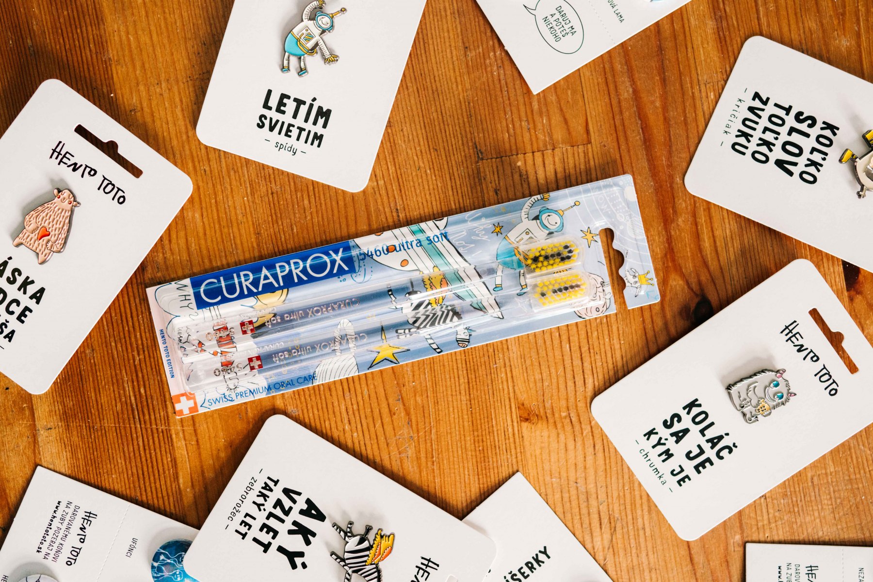 CURAPROX  v spolupráci s HENTO TOTO, 2022, obalový dizajn – digitálna ilustrácia (foto: archív Hedviga M. Gutierrez)