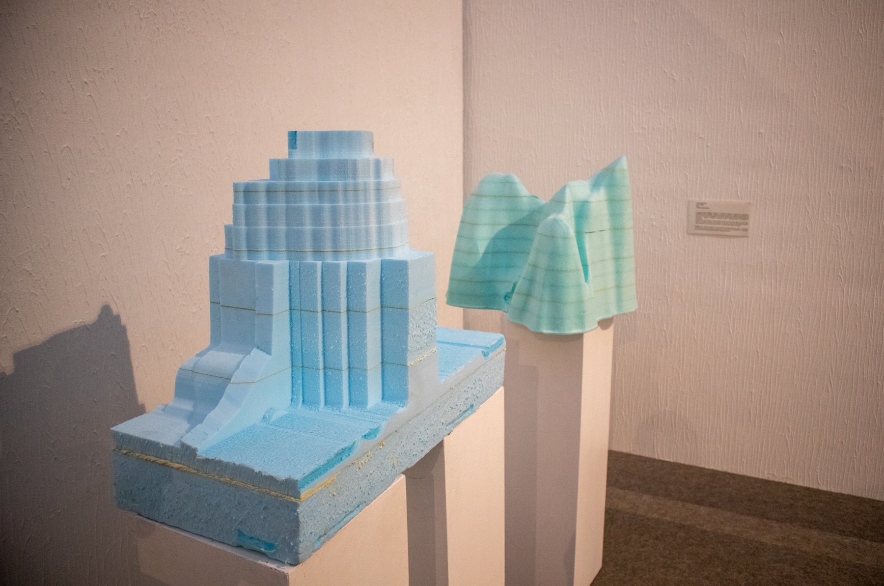 Časť projektu Self-Desing od Ľubice Mildeovej, ktorý okrem portrétu pozostáva aj z krajín, ktoré vznikli v 3D programe na modelovanie topografie krajiny (foto: KUNSTARTUM)