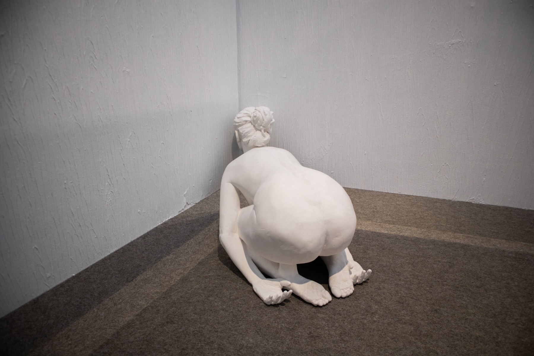 Alžbeta Mandúchová, Performance anxiety, 2019, sadrová plastika (foto: KUNSTARTUM)