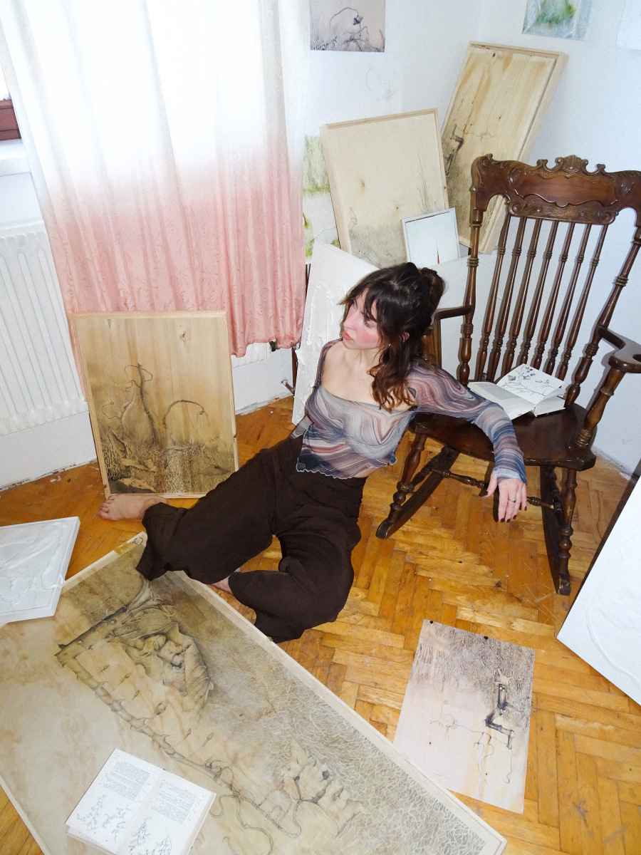 Iva Davidová vo svojom ateliéri, 2025 (foto: Polina Masevnina)