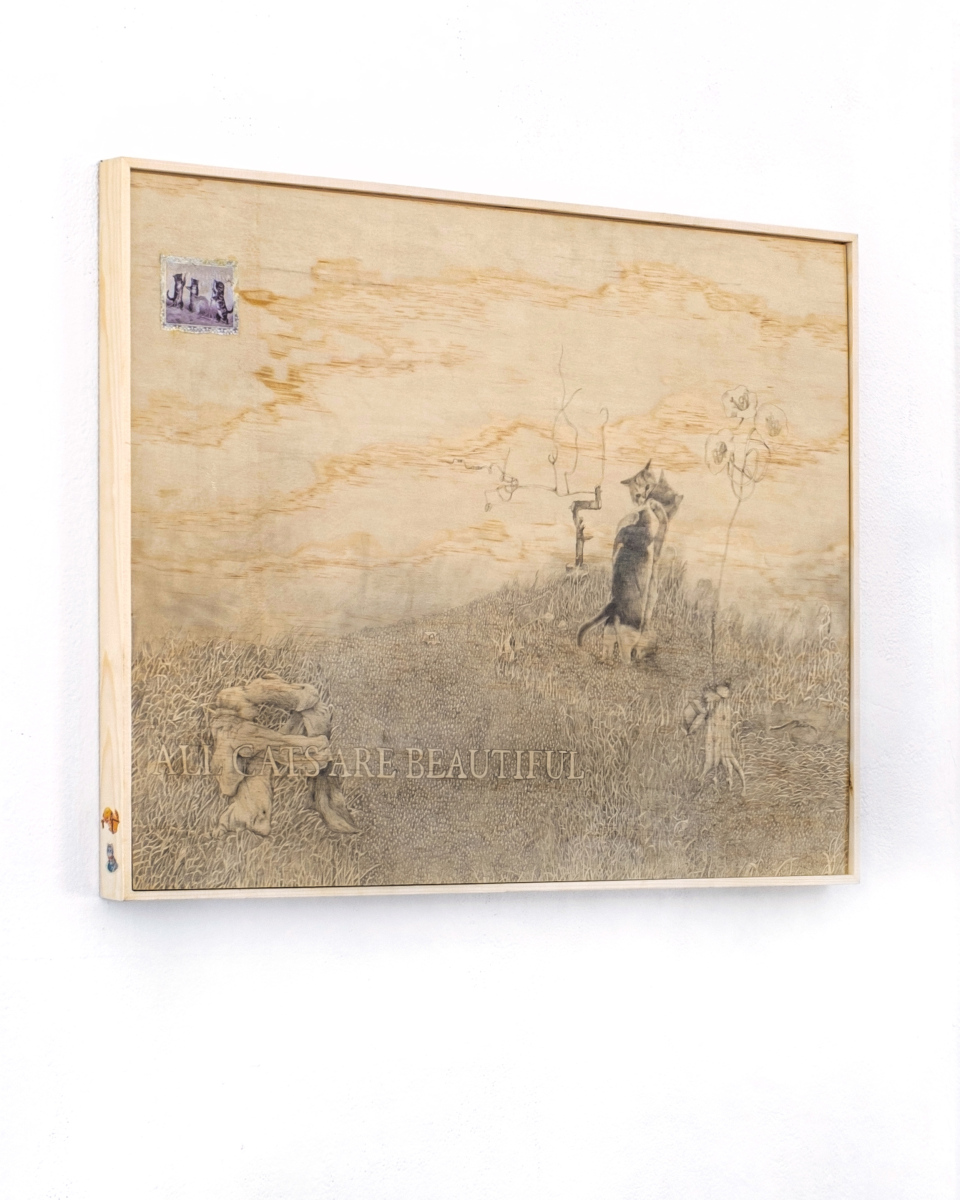 Iva Davidová: All Cats Are Beautiful, 2024, kresba na drevenej doske, 110x78 cm. Zo skupinovej výstavy Country Roads, Take Me Home, 2024, Světova 1, Praha. (foto: Marián Hromek)