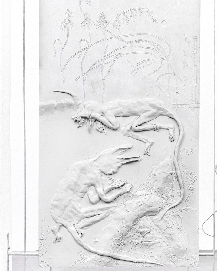 Iva Davidová: I like you best when you’re starting to crack and when you’re body starts to decay, I’ll say I’ll always liked you better this way, 2024, betónový reliéf na drevenej doske, 70x 120 cm, Galerie FaVU, Brno (foto: Polina Davydenko)