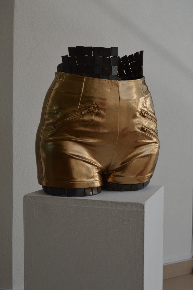 Temptation, 2015, zváraná oceľ, polyester, 45 x 30 x 60 cm (foto: archív Jakub Cmarko)