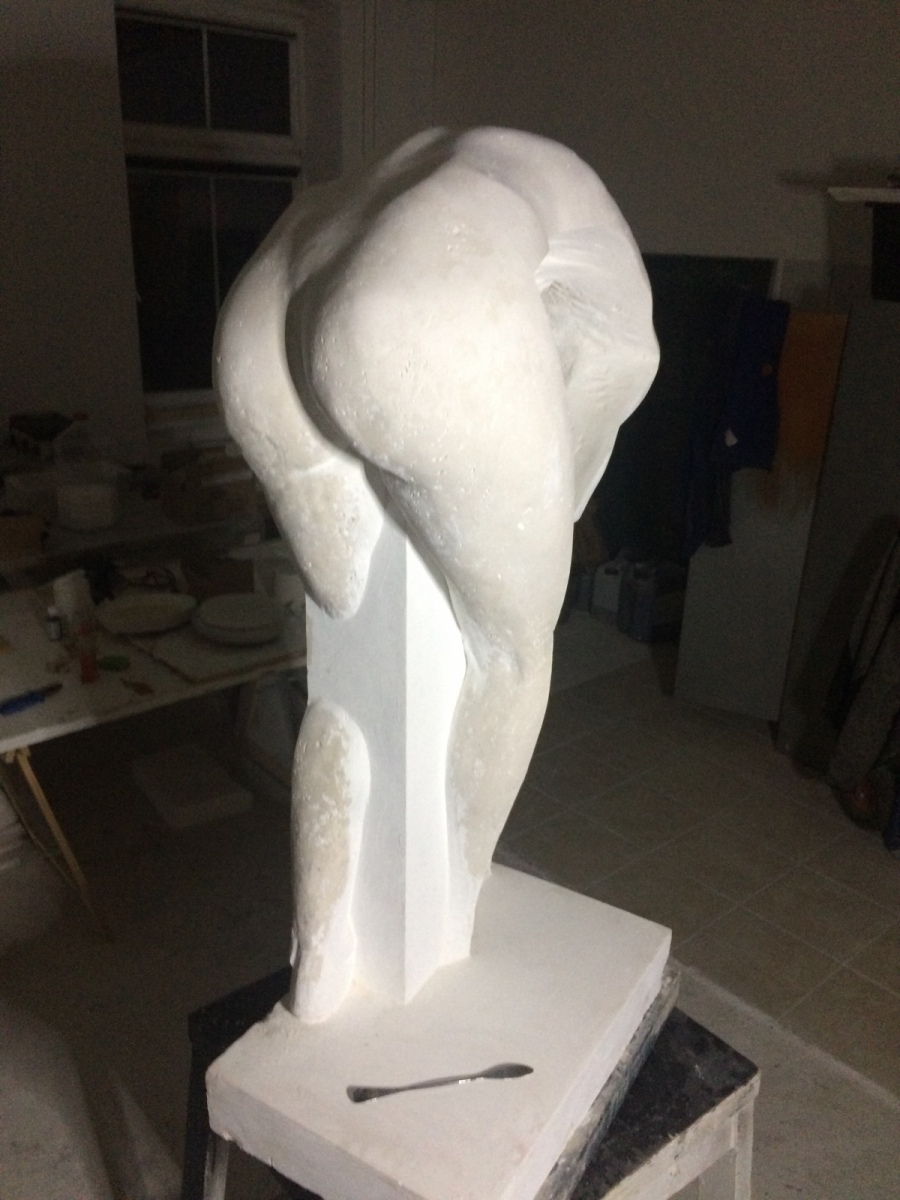 Compliant, 2015, polychrómovaná sadra, 120 x 55 x 45 cm (foto: archív Jakub Cmarko)