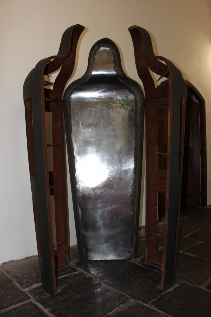 Free in the cage, 2012, oceľ, 220 x 90 x 90 cm (foto: Veja Kočárik)