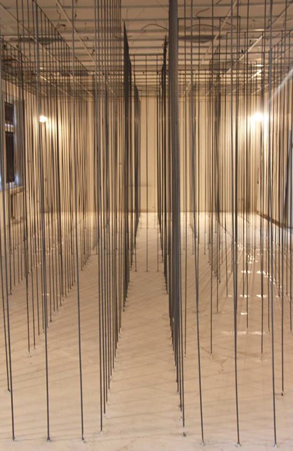 Komédia okolo nás, 2016, inštalácia, roxorové tyče, priestor 12 x 6 m (foto: archív Jakub Cmarko)
