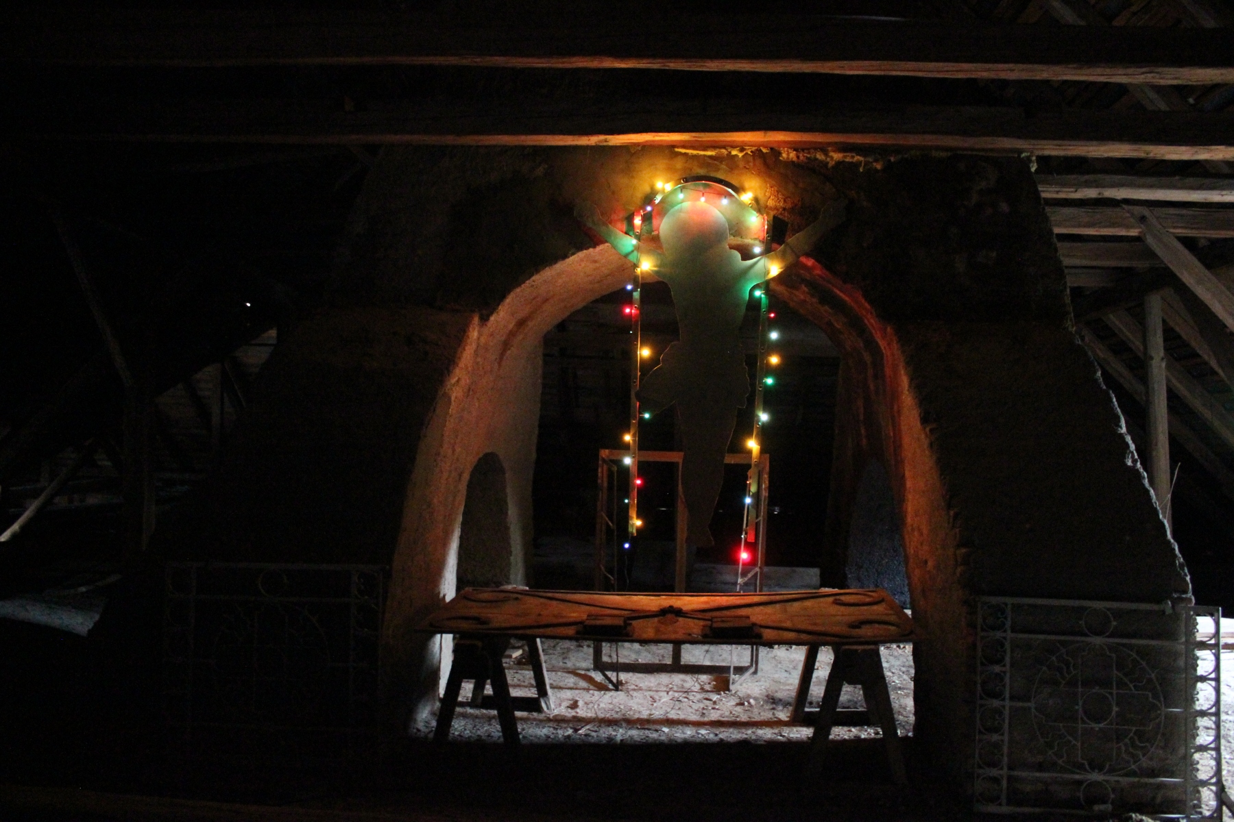 The Altar, 2020, inštalácia, nájdené readymadei, priestory povaly, 3 x 3 m (foto: archív Jakub Cmarko)