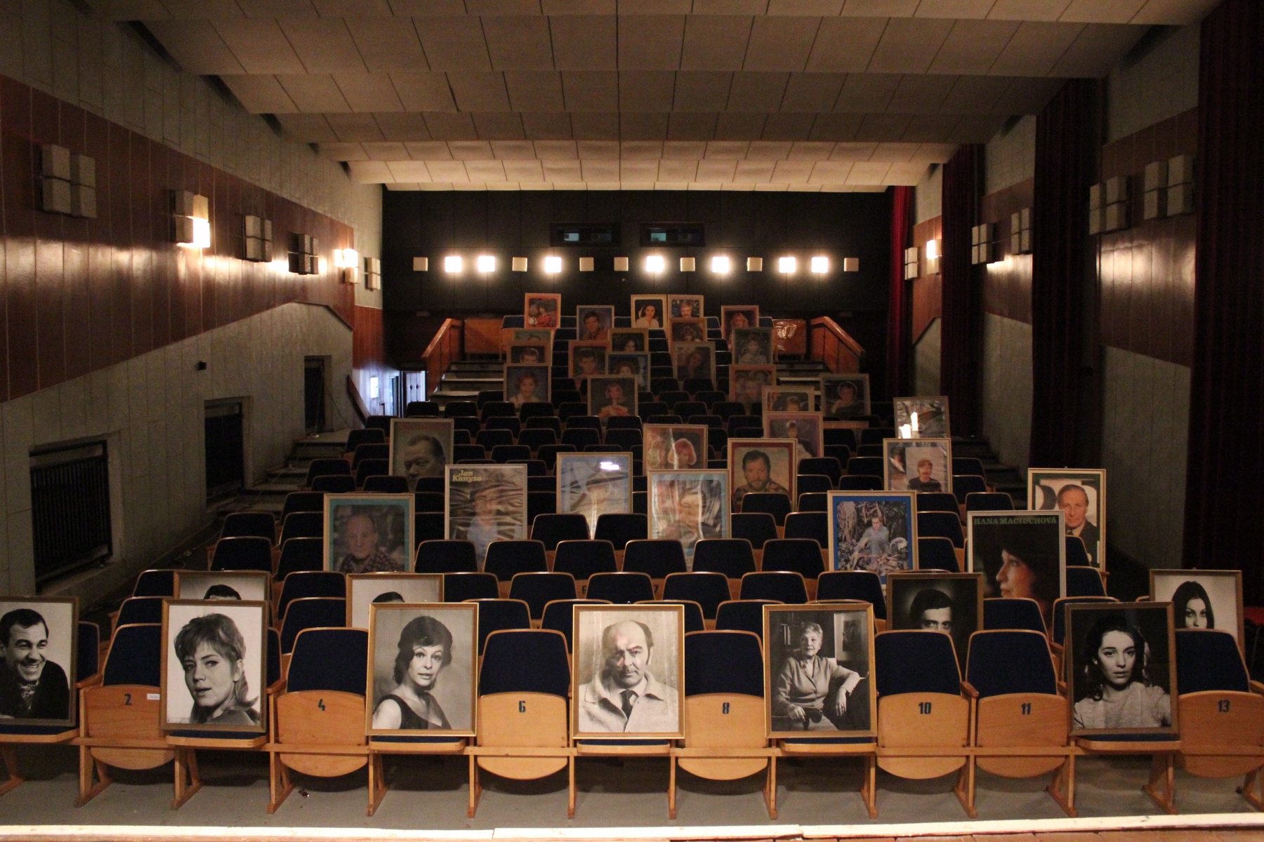 Great Audience, 2020, inštalácia, nájdené fotografie, priestory kinosály (foto: archív Jakub Cmarko)