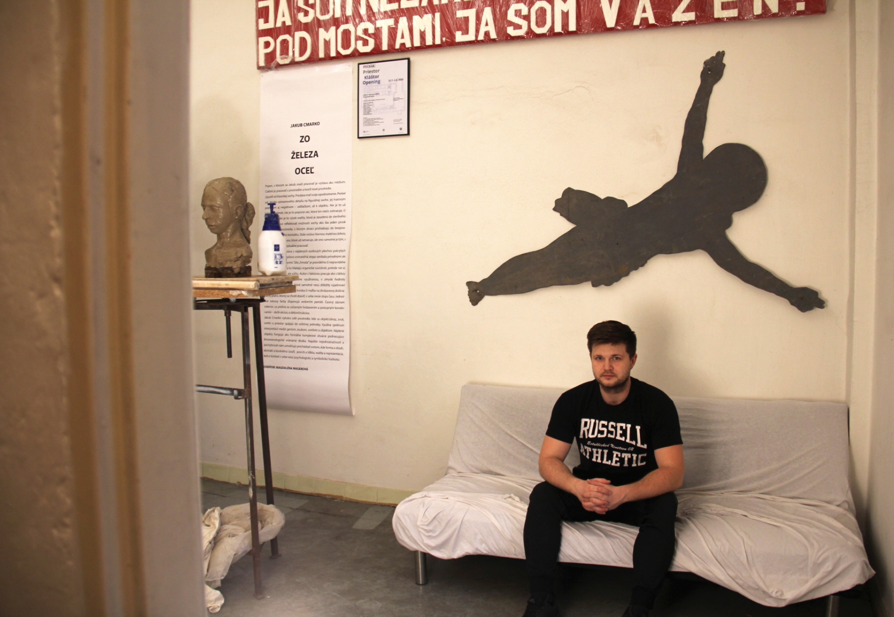 Jakub Cmarko v Ateliéri MC2, Rozkvet Gallery, Banská Bystrica, 2020 (foto: Magdaléna Masárová)
