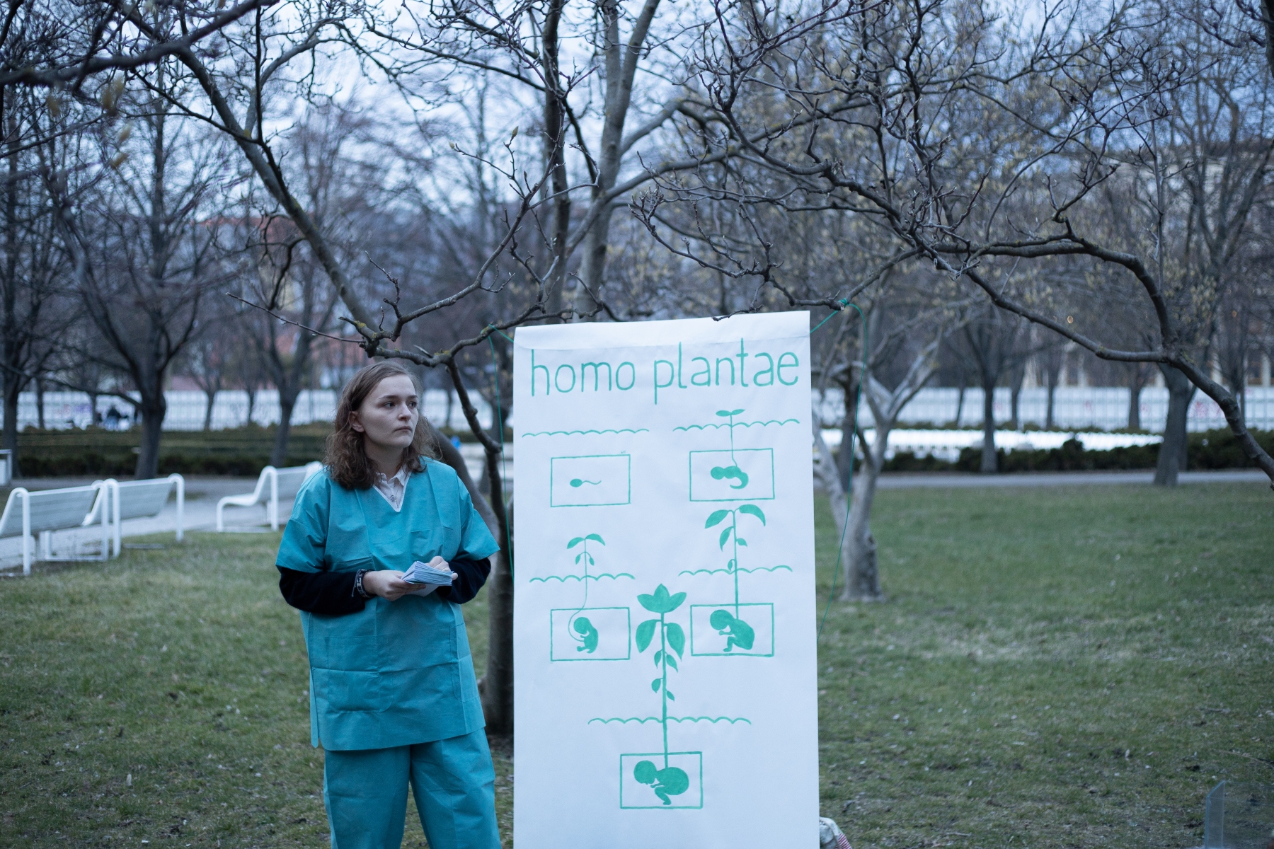 Homo Plantae, 2019, performance, v rámci alternatívnej galérie Aquarium, Medická záhrada, Bratislava (foto: Vanda Sklářová)