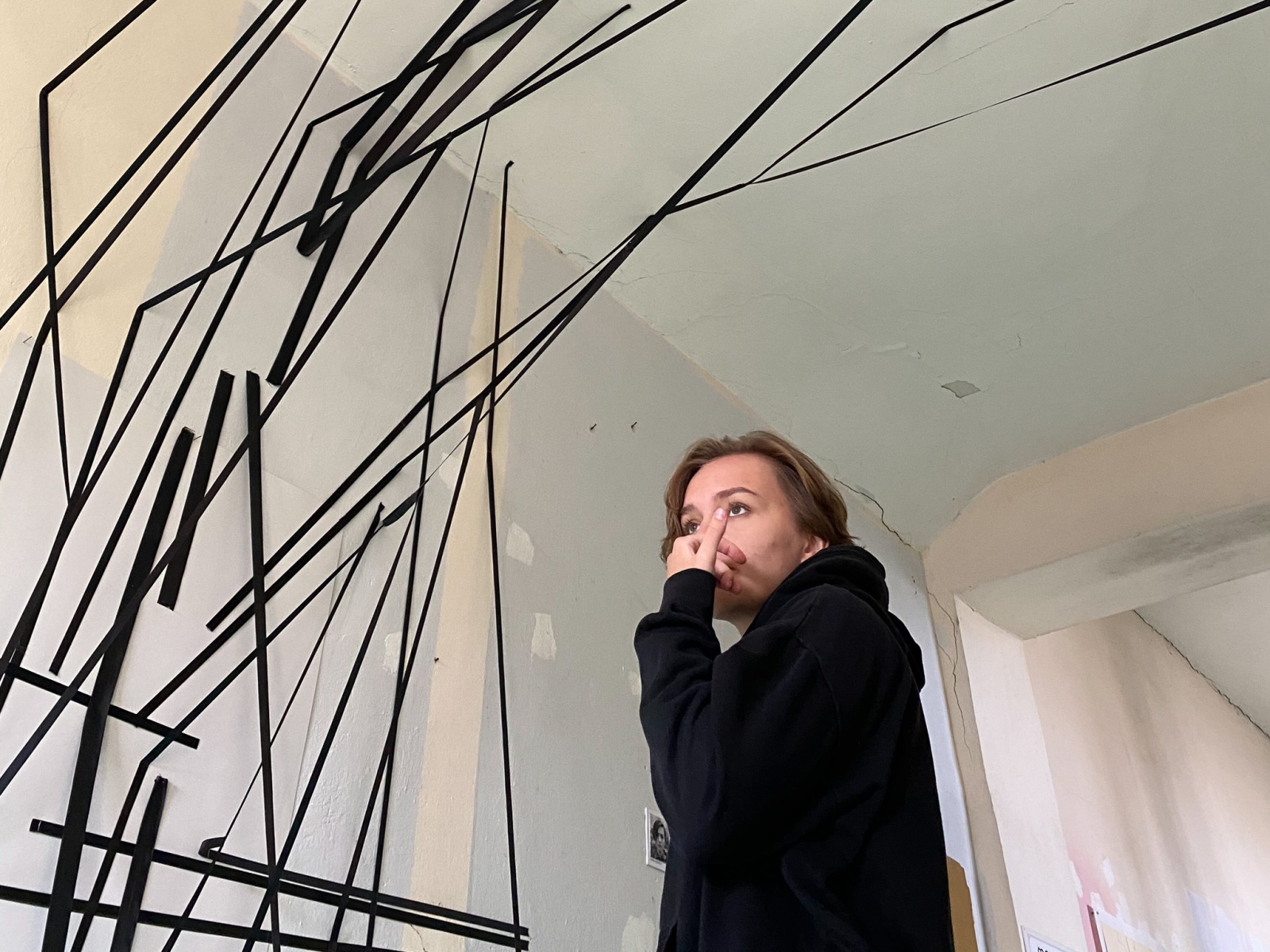 Kateřina Dobřanská s inštaláciou I´m going through, 2021, Sirotinec 5, Modra (foto: Kateřina Durďáková)