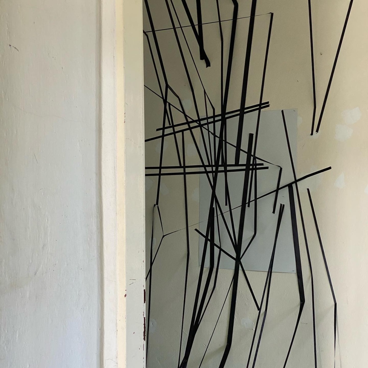 I´m going through, 2021, site-specific inštalácia: textil. Inštalácia vznikla v rámci výstavy Sirotinec 5 v Modre. (foto: archív Kateřina Dobřanská)