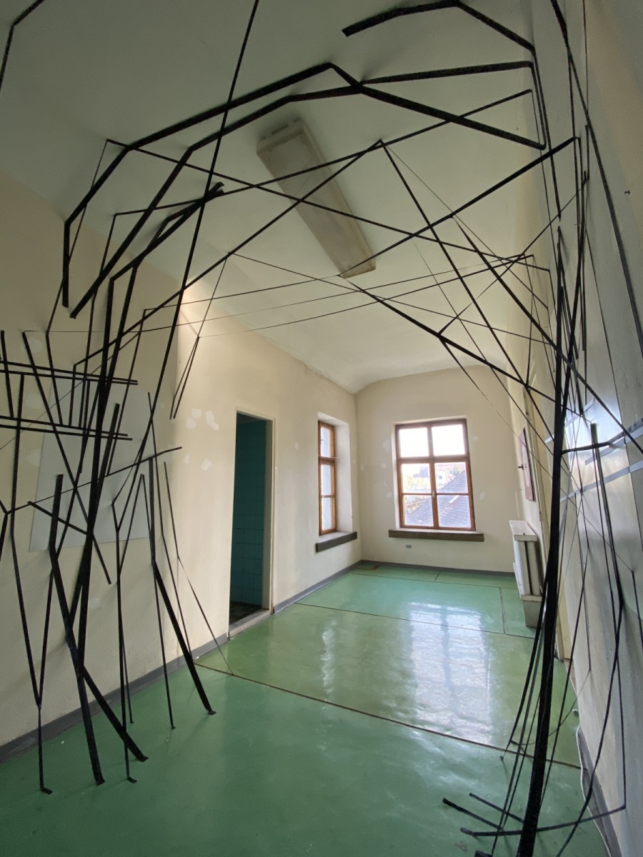 I´m going through, 2021, site-specific inštalácia: textil. Inštalácia vznikla v rámci výstavy Sirotinec 5 v Modre. (foto: archív Kateřina Dobřanská)
