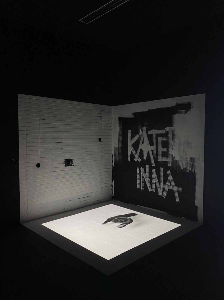 Katerinna – Confession on a dance floor, 2022, videoinštalácia – súčasť bakalárskej práce Kateřiny Dobřanskej (foto: archív Kateřina Dobřanská)