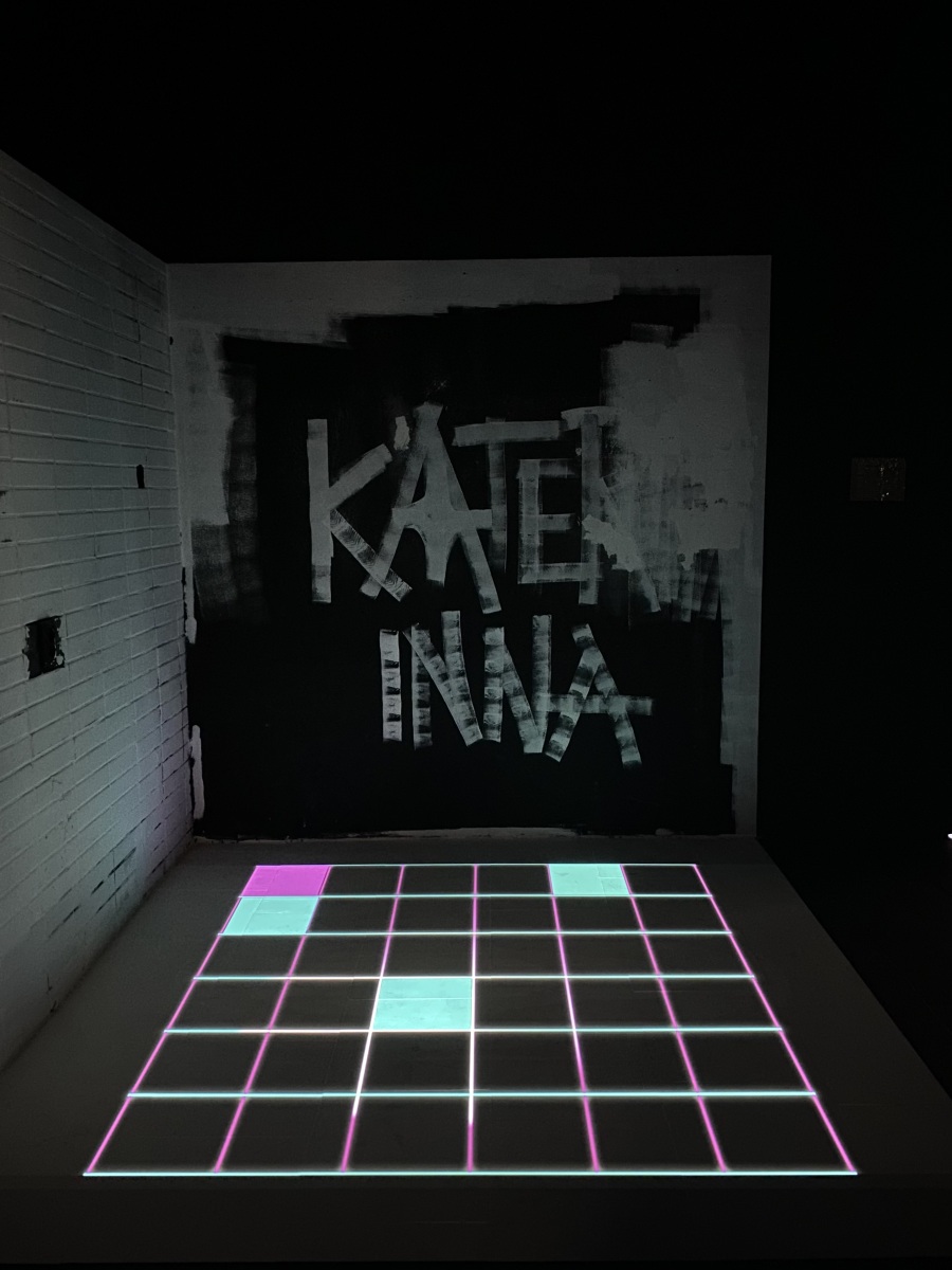 Katerinna – Confession on a dance floor, 2022, videoinštalácia – súčasť bakalárskej práce Kateřiny Dobřanskej (foto: archív Kateřina Dobřanská)