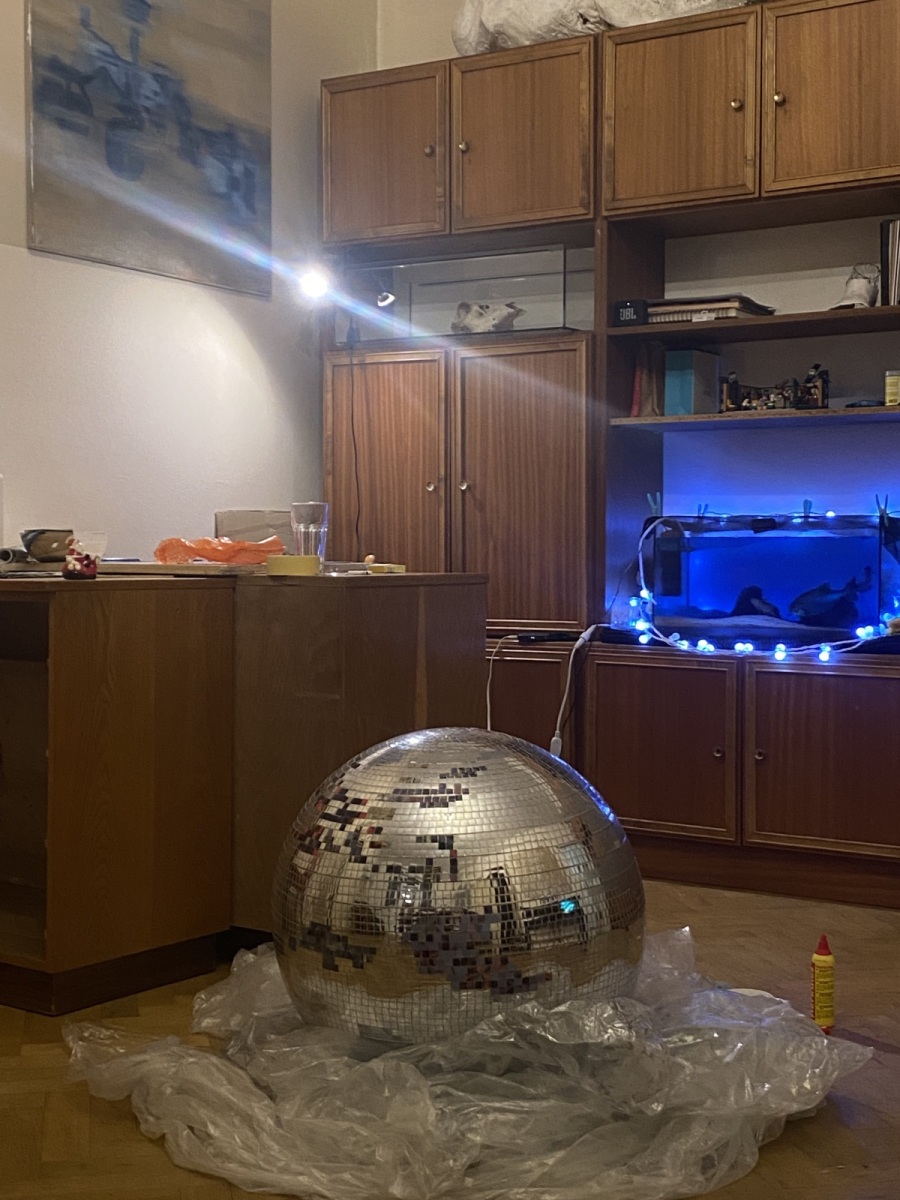 Discoball, 2022, objekt: plast, guma (foto: archív Kateřina Dobřanská)