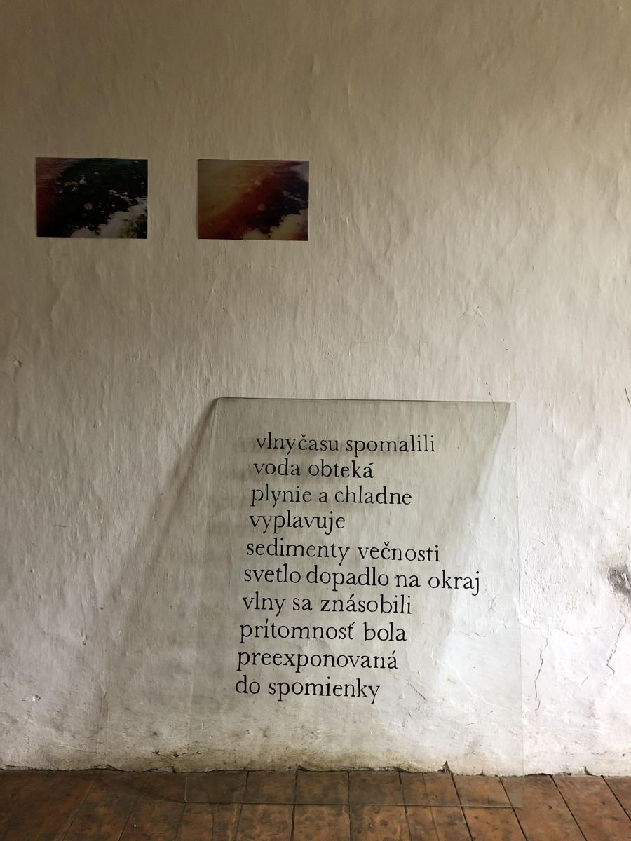 Časť z inštalácie Prelomiť vlny Kristíny Mičovej, ktorej súčasťou bol aj báseň, ktorú napísala a umiestnila na sklo opreté o stenu, 2020, Kláštor Opening, Kláštor Hieronymitánov, Štiavnické Bane (foto: Kristína Denková)